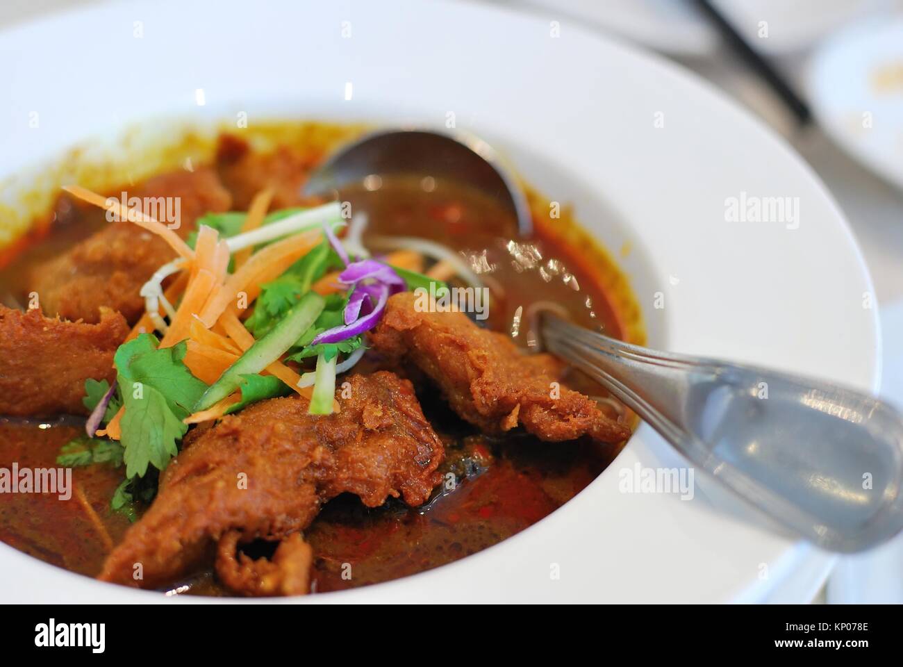 À la somptueuse Chinois Végétarien simili-poulet curry fabriqués à partir de fèves de soja et les champignons. Convient pour des concepts tels que l'alimentation et la nutrition, la saine e Banque D'Images