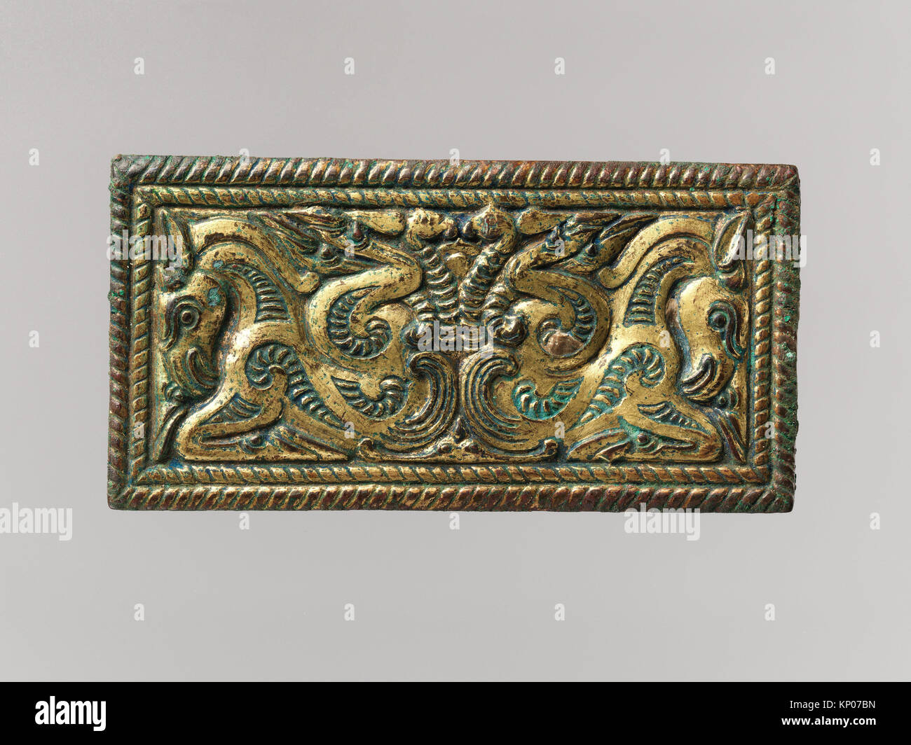 La boucle de ceinture de sécurité avec les ongulés à bec. Date : 2ème  siècle avant J.C, Culture : le nord de la Chine ; moyen : bronze doré ;  Dimensions :