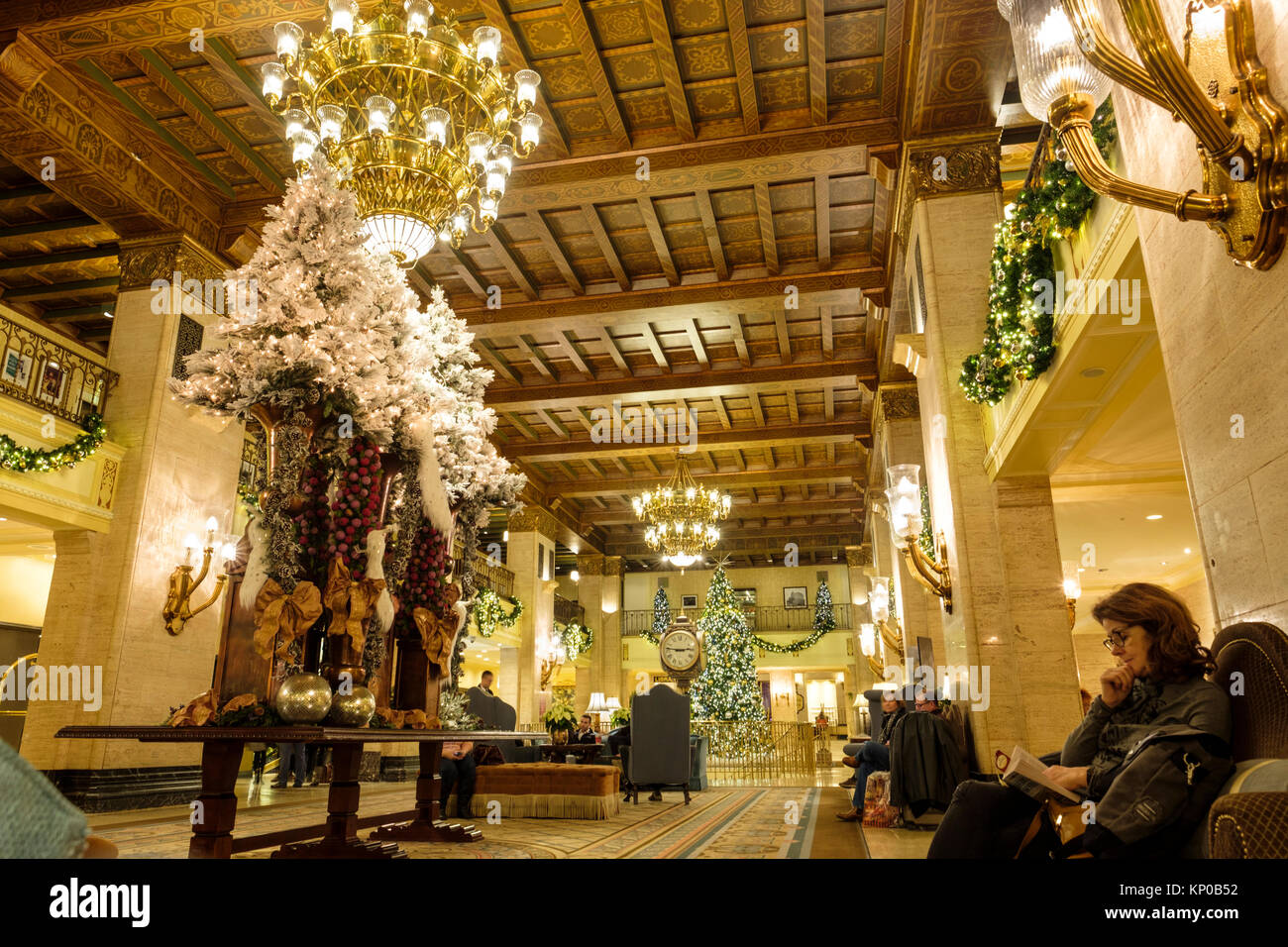 Fairmont Royal York Toronto, les clients dans le hall de l'hôtel pendant les vacances de Noël, le centre-ville de Toronto, Ontario, Canada. Banque D'Images