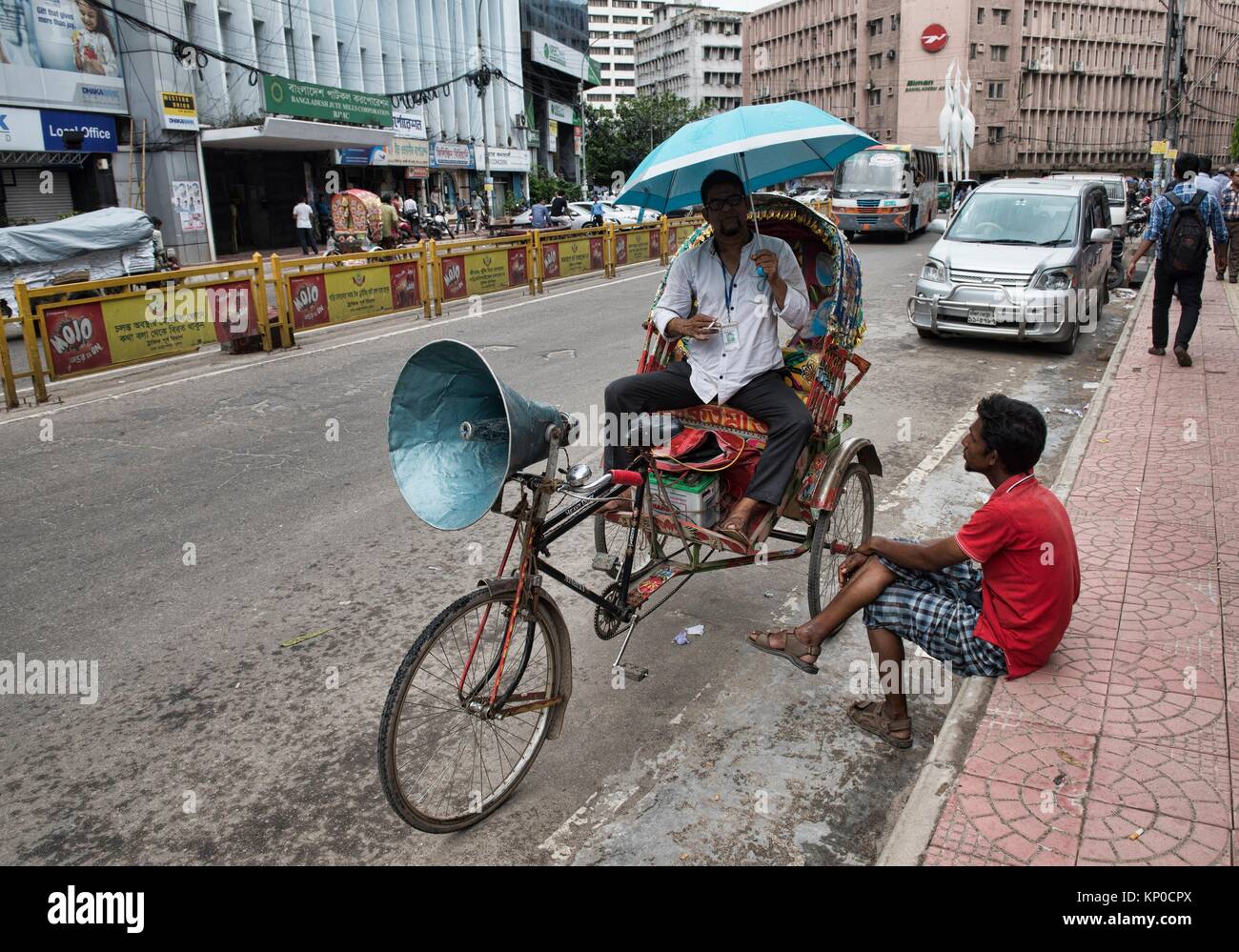 Les pousse-pousse sont la seule façon de se déplacer dans la région de Old Dhaka, Bangladesh. Banque D'Images