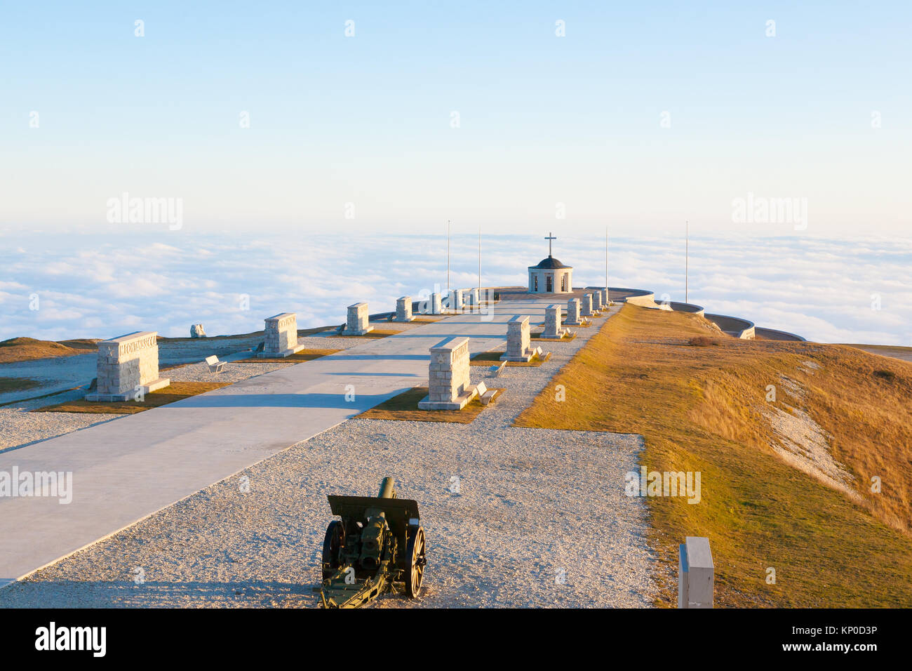 Vue des Alpes italiennes. Première guerre mondiale monument aux morts. Grappa mountain Banque D'Images