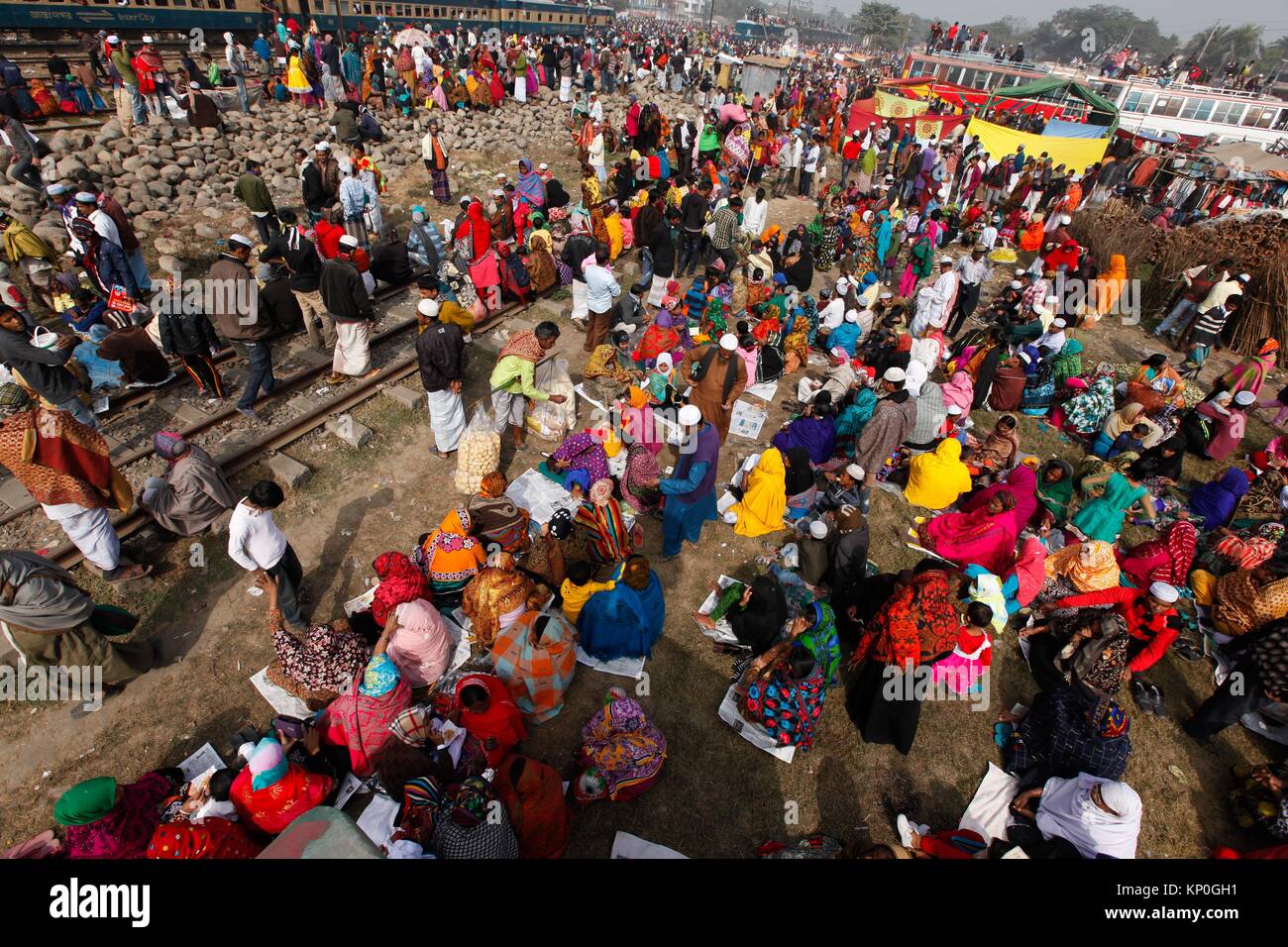 Des millions de musulmans se ruaient vers les rives de la rivière Turag au Bangladesh pour prendre part à la dernière journée de l'Assemblée Bishwa Ijtema festival. Bishwa Banque D'Images