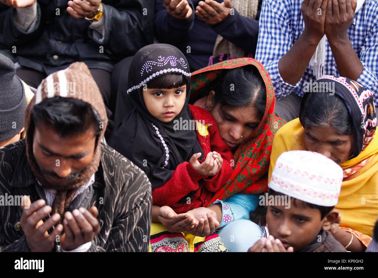 Des millions de musulmans se ruaient vers les rives de la rivière Turag au Bangladesh pour prendre part à la dernière journée de l'Assemblée Bishwa Ijtema festival. Bishwa Banque D'Images