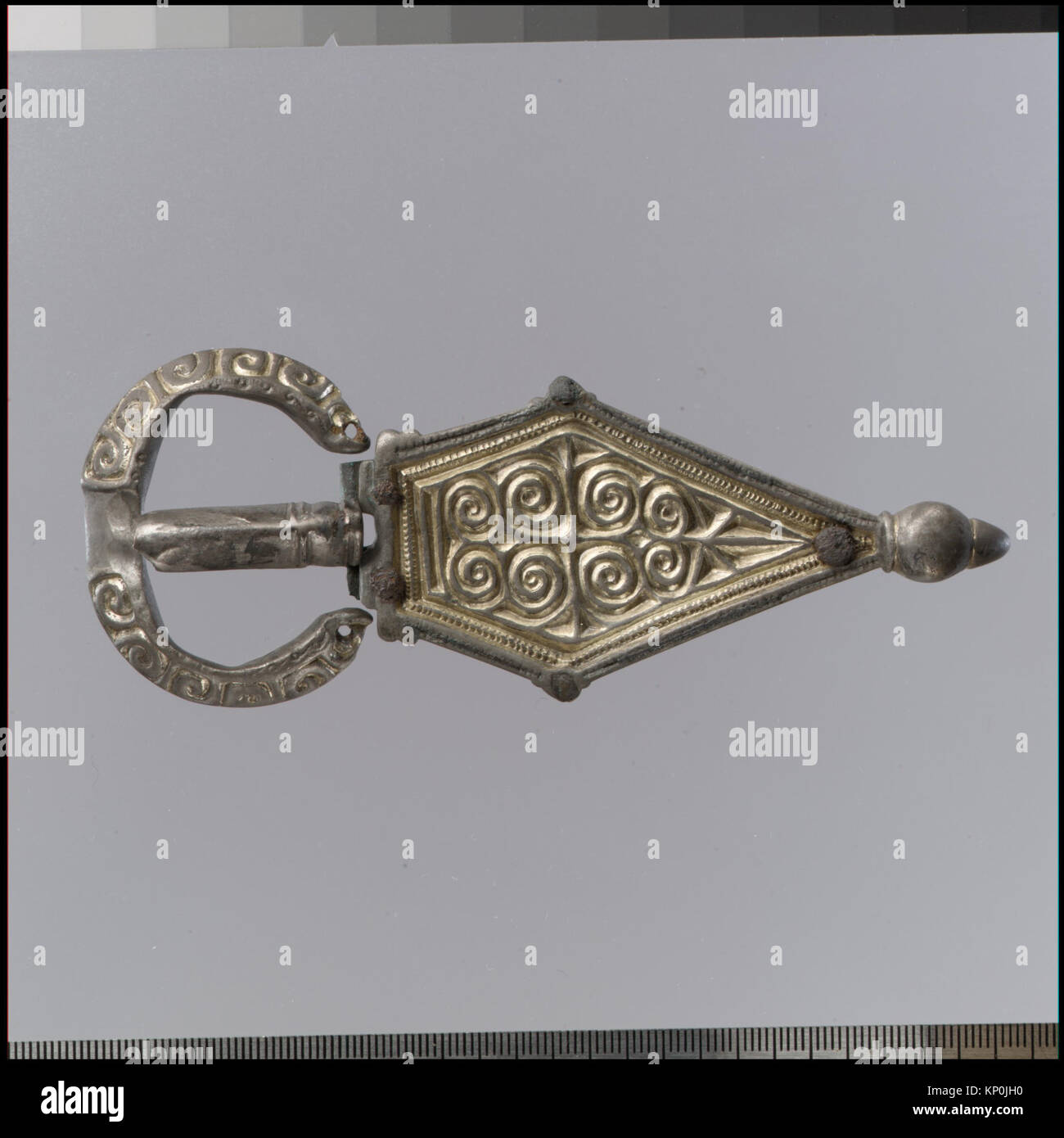 Boucle de ceinture avec plaque trapézoïdale rencontré DP30061 466174 germanique, la boucle de ceinture de sécurité avec plaque trapézoïdale, ca. 500, argent doré, Total : 1/16 x 4 15/16 x 1 15/16 x 3/8 in. (0,1 x 12,5 x 4,9 x 1 cm). Le Metropolitan Museum of Art, New York. Don anonyme, à la mémoire d'Harry Bober, 1990 (1990.184a-c) Banque D'Images