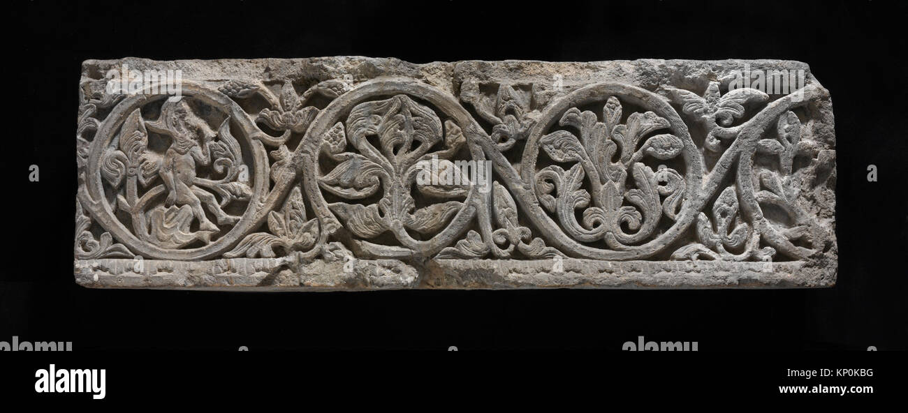 Fragments de frise anciens montrant des sculptures ornementales ou des travaux en relief, reflétant la décoration architecturale historique et l'artisanat artistique. Partie d'une collection de musée. Banque D'Images