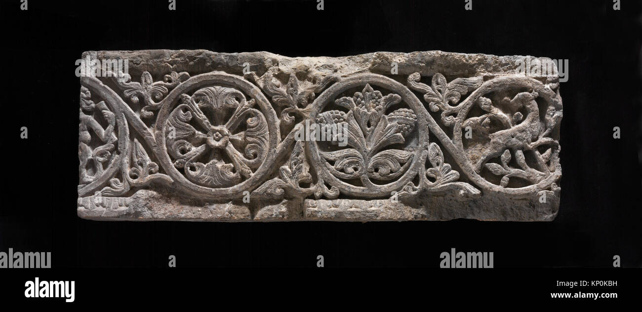 Fragment de frise antique montrant des motifs décoratifs sculptés à partir de structures architecturales historiques. Illustre le style artistique et artisanal de l'époque, conservé dans une collection de musée. Banque D'Images