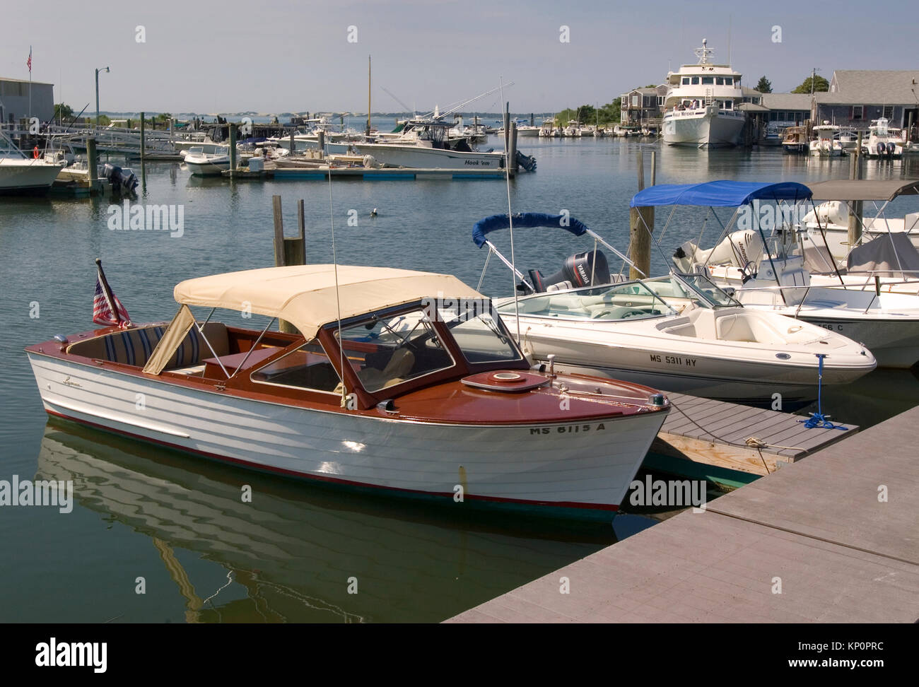 Un bateau à moteur en Barstable Lyman restauré Harbour sur Cape Cod, Massachusetts à Cape Cod, USA Banque D'Images