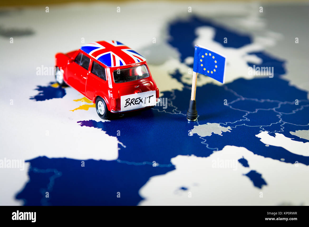 Voiture vintage rouge avec Union Jack flag et brexit ou bye mots sur une UE la carte et drapeau. Banque D'Images