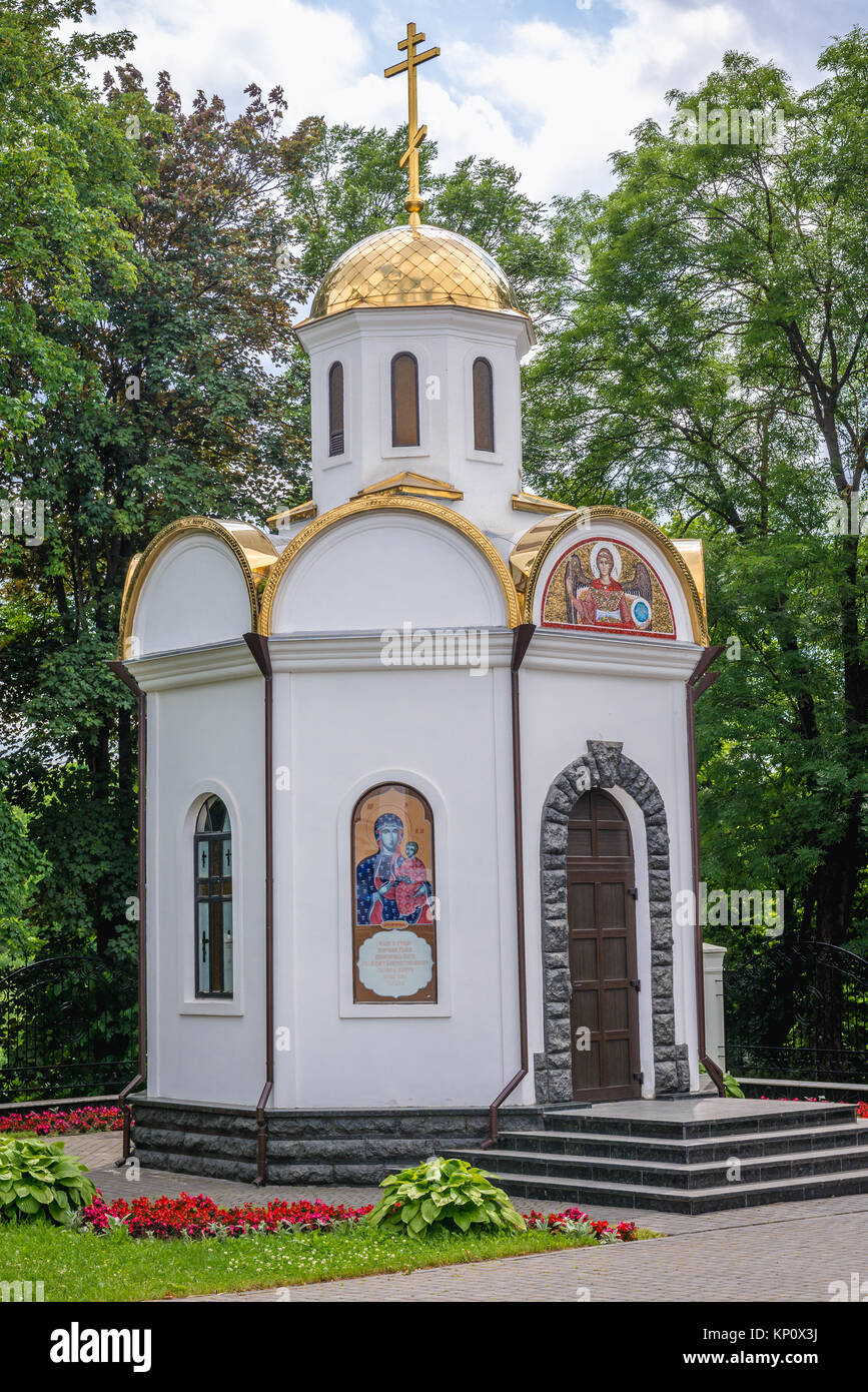 Petite chapelle à côté de la cathédrale orthodoxe Saint Alexandre Nevsky à Kamianets-Podilskyi city dans l'ouest de l'Ukraine Banque D'Images