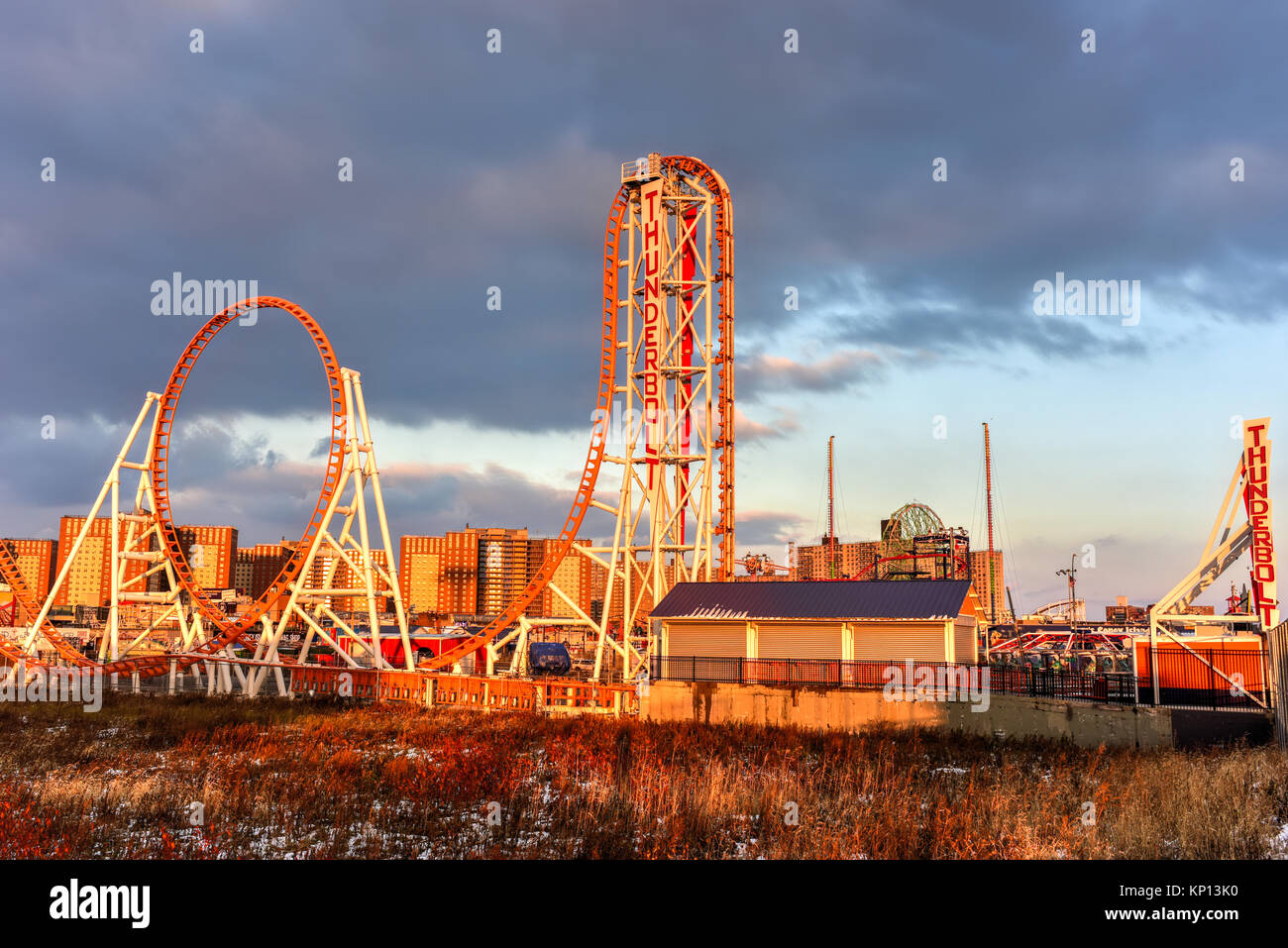 Brooklyn, New York - Dec 10, 2017 : Rollercoaster Thunderbolt dans Coney Island, Brooklyn, New York City au coucher du soleil. Banque D'Images