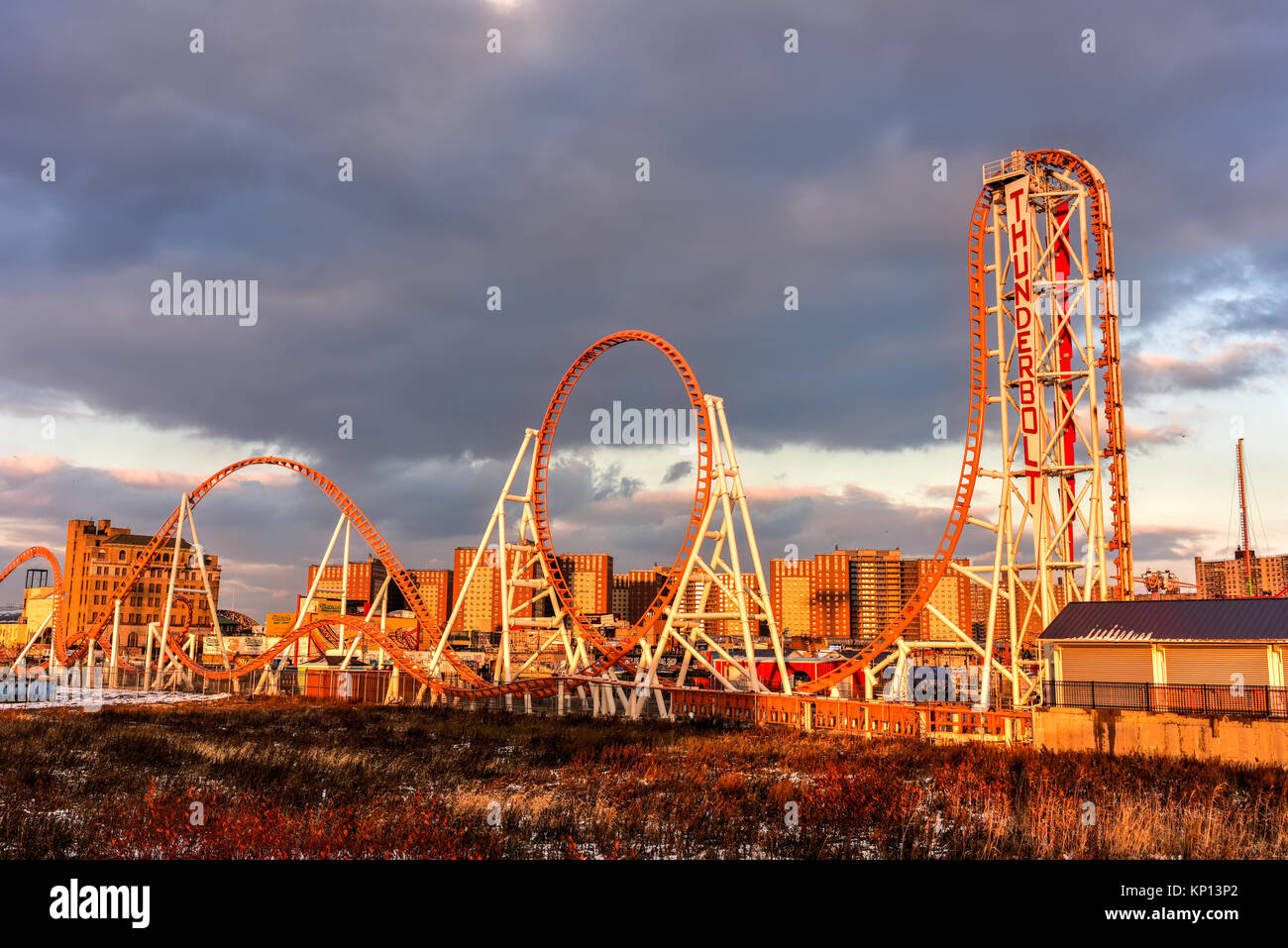 Brooklyn, New York - Dec 10, 2017 : Rollercoaster Thunderbolt dans Coney Island, Brooklyn, New York City au coucher du soleil. Banque D'Images