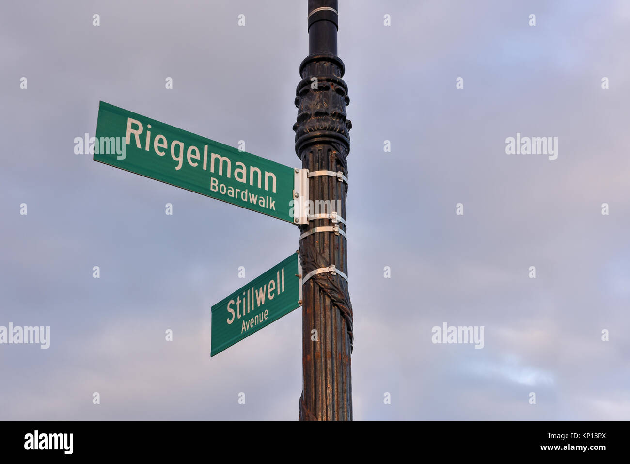 Riegelmann Boardwalk signe sur la plage de Coney Island, Brooklyn, New York Banque D'Images