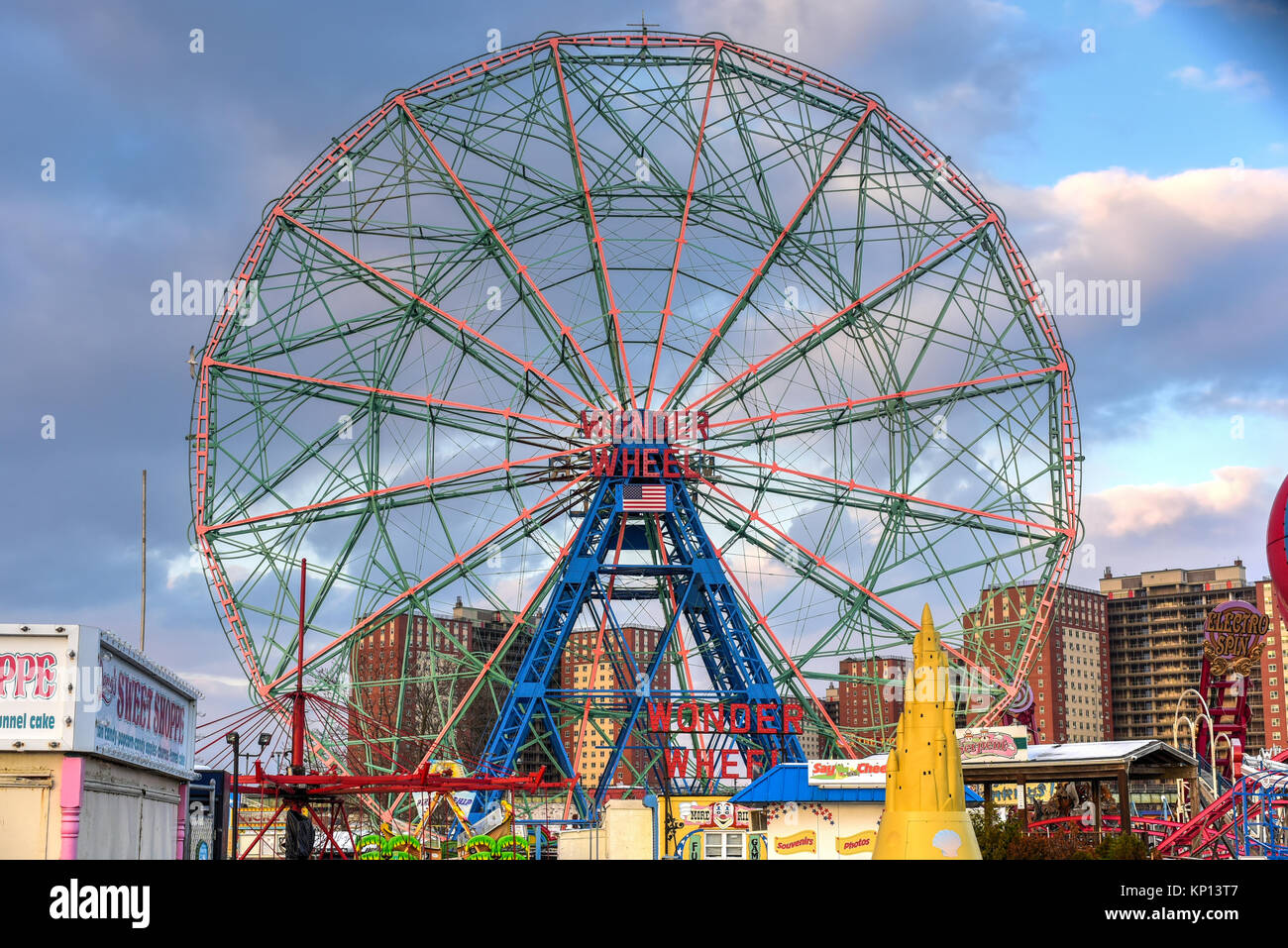 New York City - 10 décembre 2017 : Wonder Wheel à Luna Park. Son parc d'attraction de Coney Island a ouvert le 29 mai 2010 à l'ancien site de l'Astro Banque D'Images