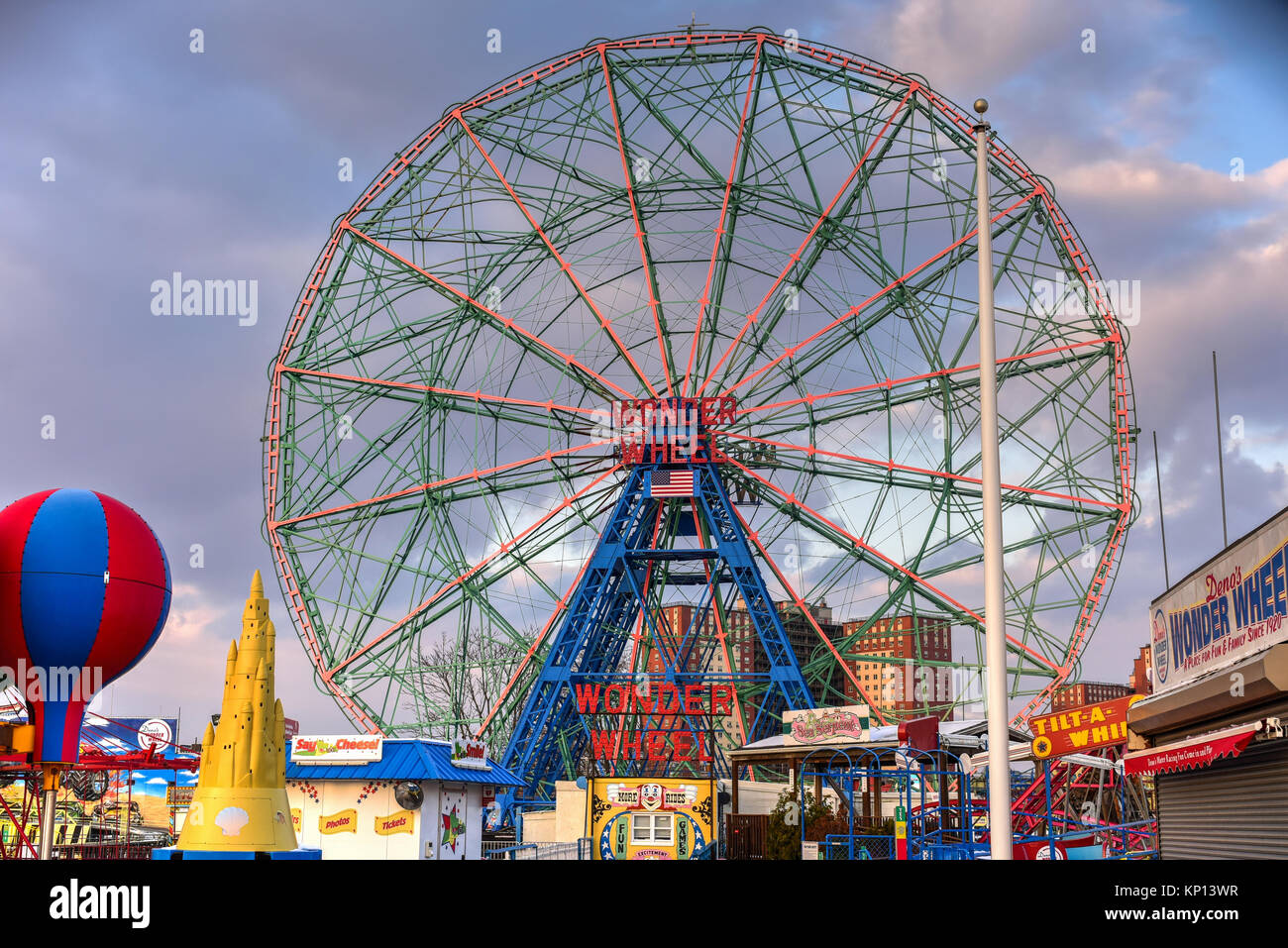 New York City - 10 décembre 2017 : Wonder Wheel à Luna Park. Son parc d'attraction de Coney Island a ouvert le 29 mai 2010 à l'ancien site de l'Astro Banque D'Images