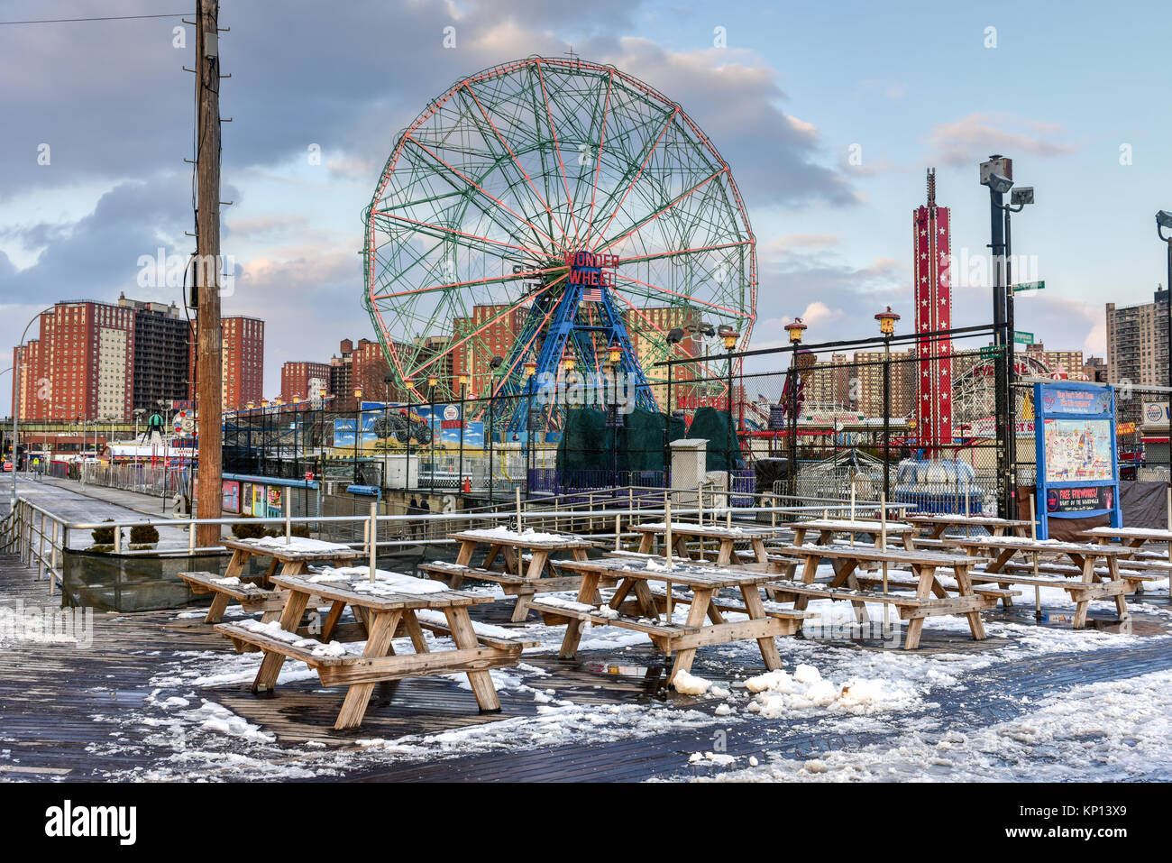 New York City - 10 décembre 2017 : Wonder Wheel à Luna Park. Son parc d'attraction de Coney Island a ouvert le 29 mai 2010 à l'ancien site de l'Astro Banque D'Images