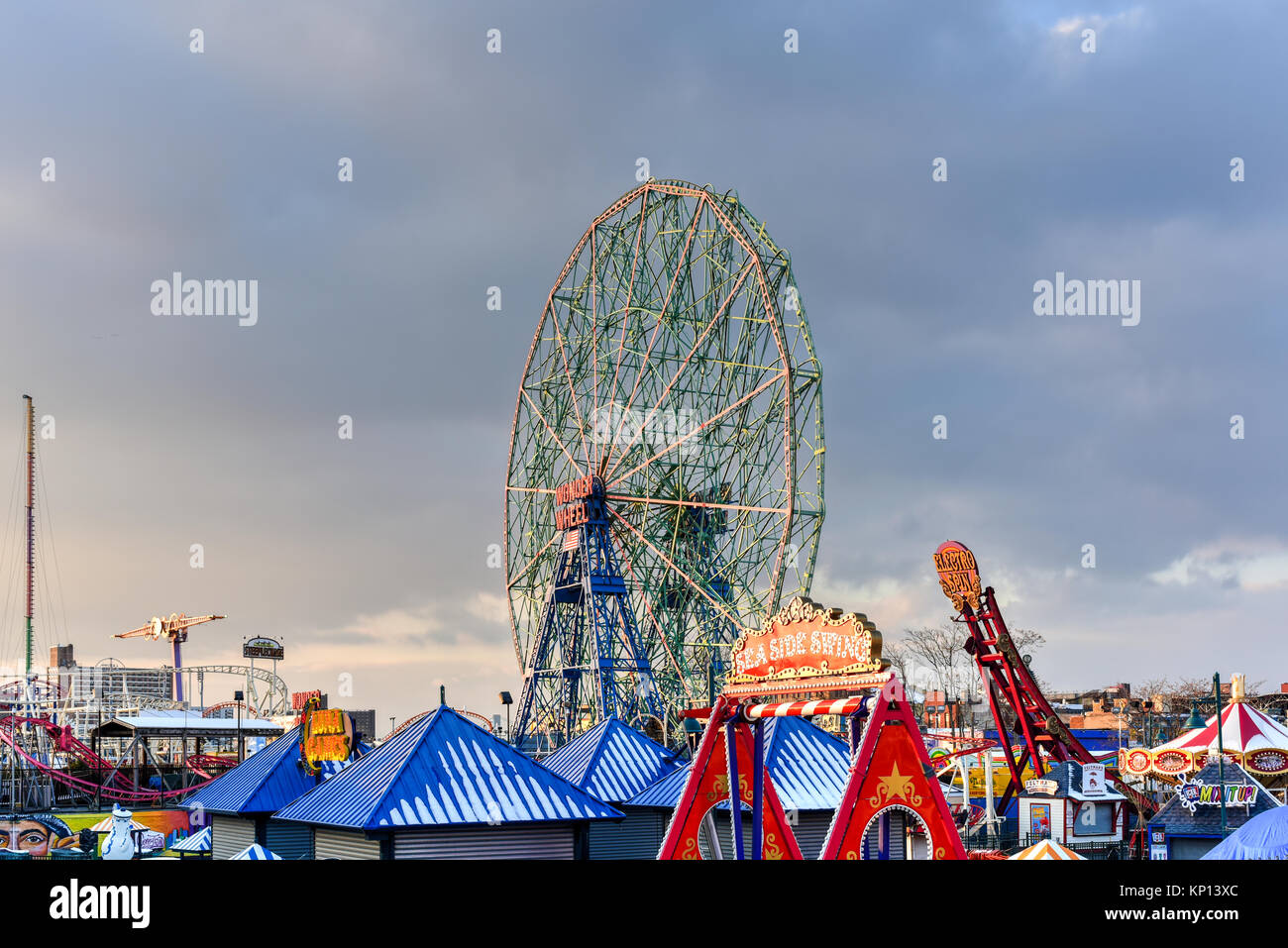 New York City - 10 décembre 2017 : Wonder Wheel à Luna Park. Son parc d'attraction de Coney Island a ouvert le 29 mai 2010 à l'ancien site de l'Astro Banque D'Images