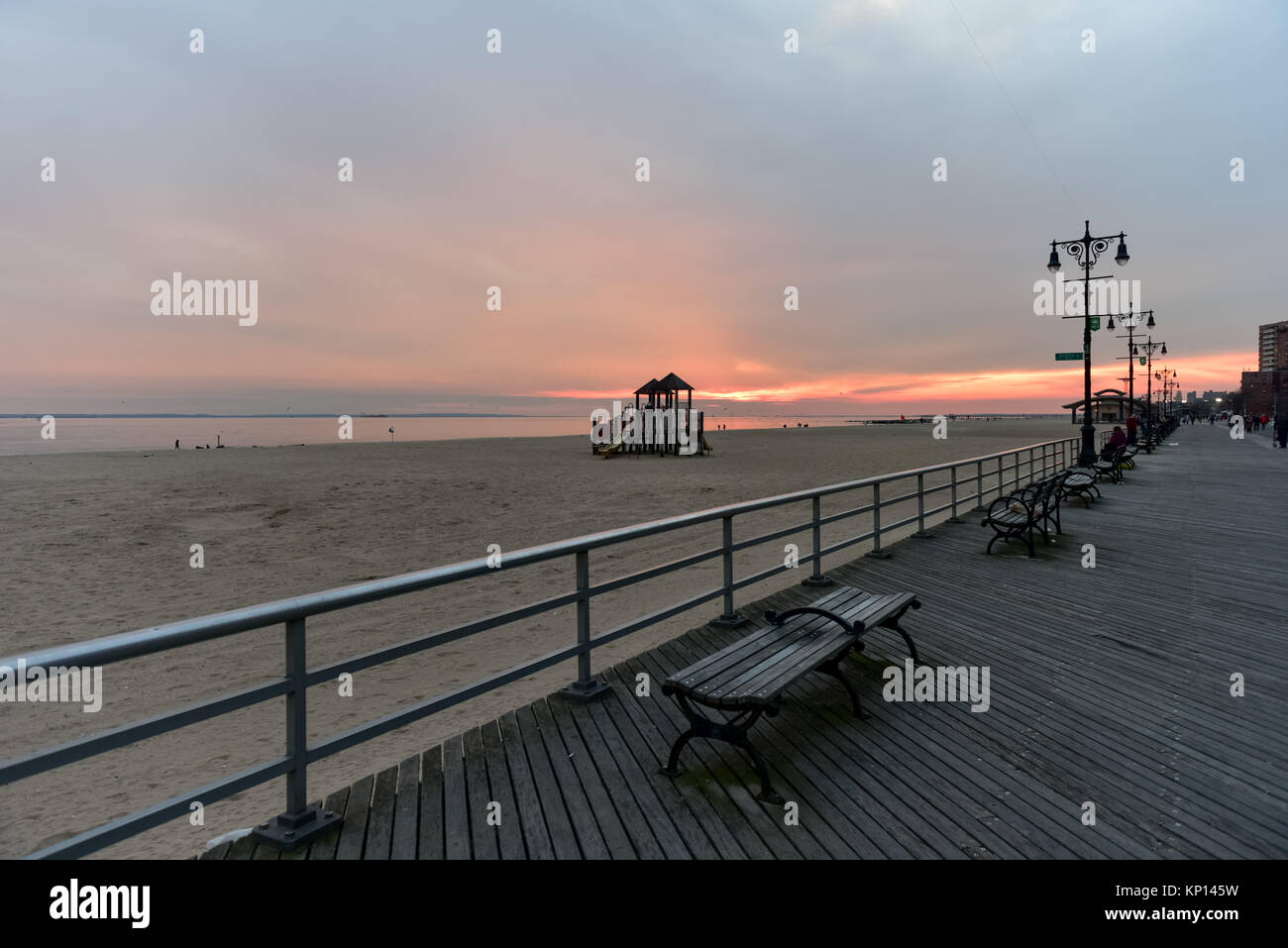 La plage de Brighton à Brooklyn, New York au coucher du soleil. Banque D'Images