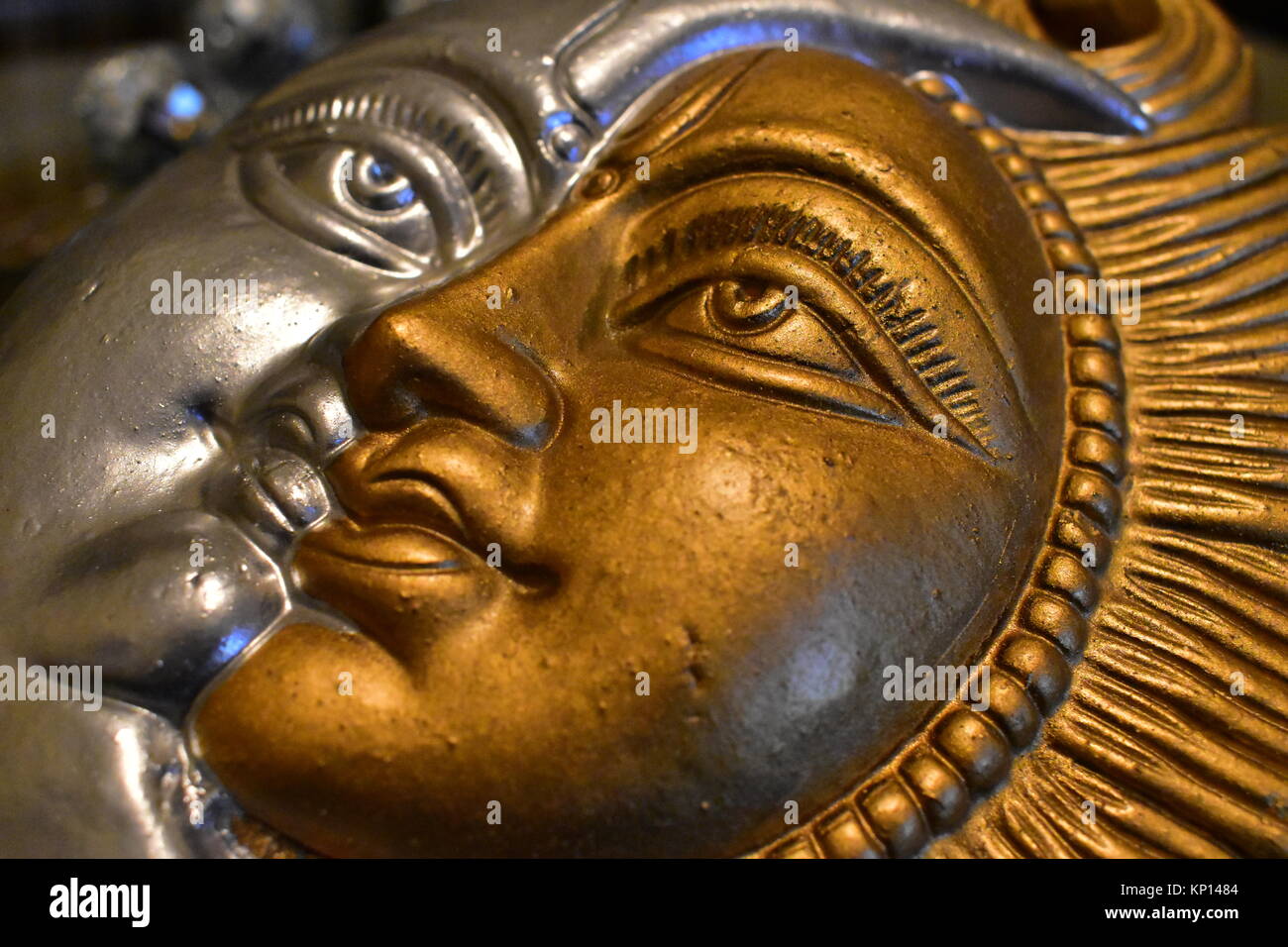 Une argile peint d'or et d'argent wall hanging symbolisant le soleil et la lune. Banque D'Images