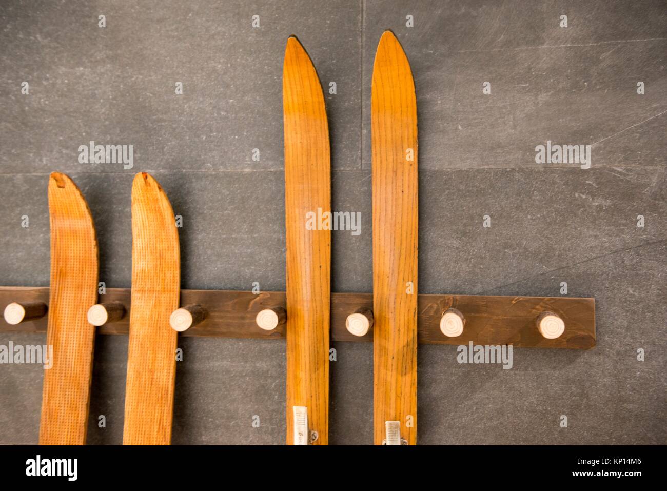 Skis antiques en bois Banque de photographies et d'images à haute  résolution - Alamy