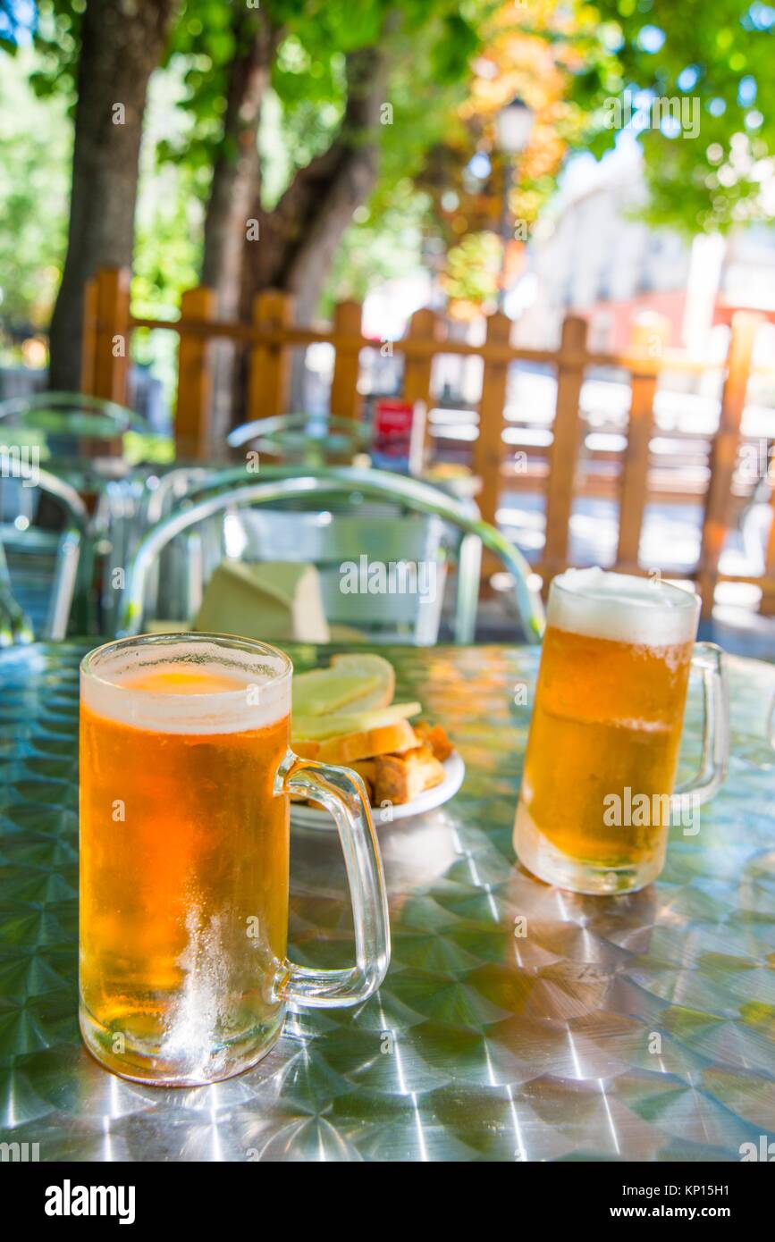 Deux Verres De Biere Et Tapa Dans Une Terrasse L Espagne Photo Stock Alamy