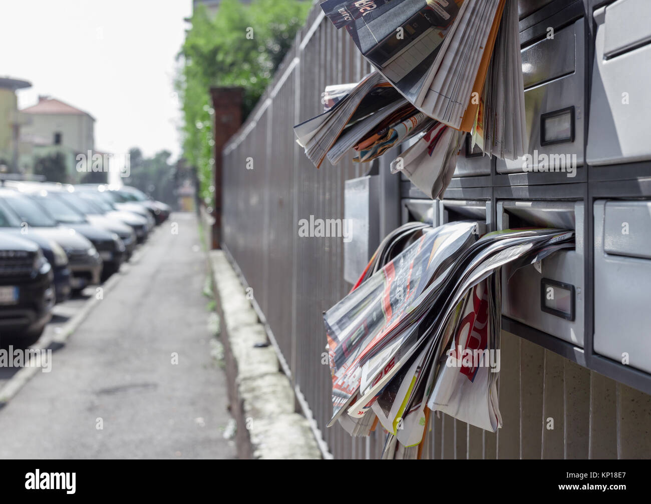 De nombreux dépliants publicitaires sont suspendus à partir d'une boîte aux lettres surchargées Banque D'Images