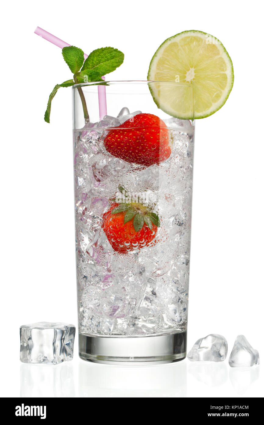 Verre de glaçons et les fraises avec décor sur le dessus Banque D'Images
