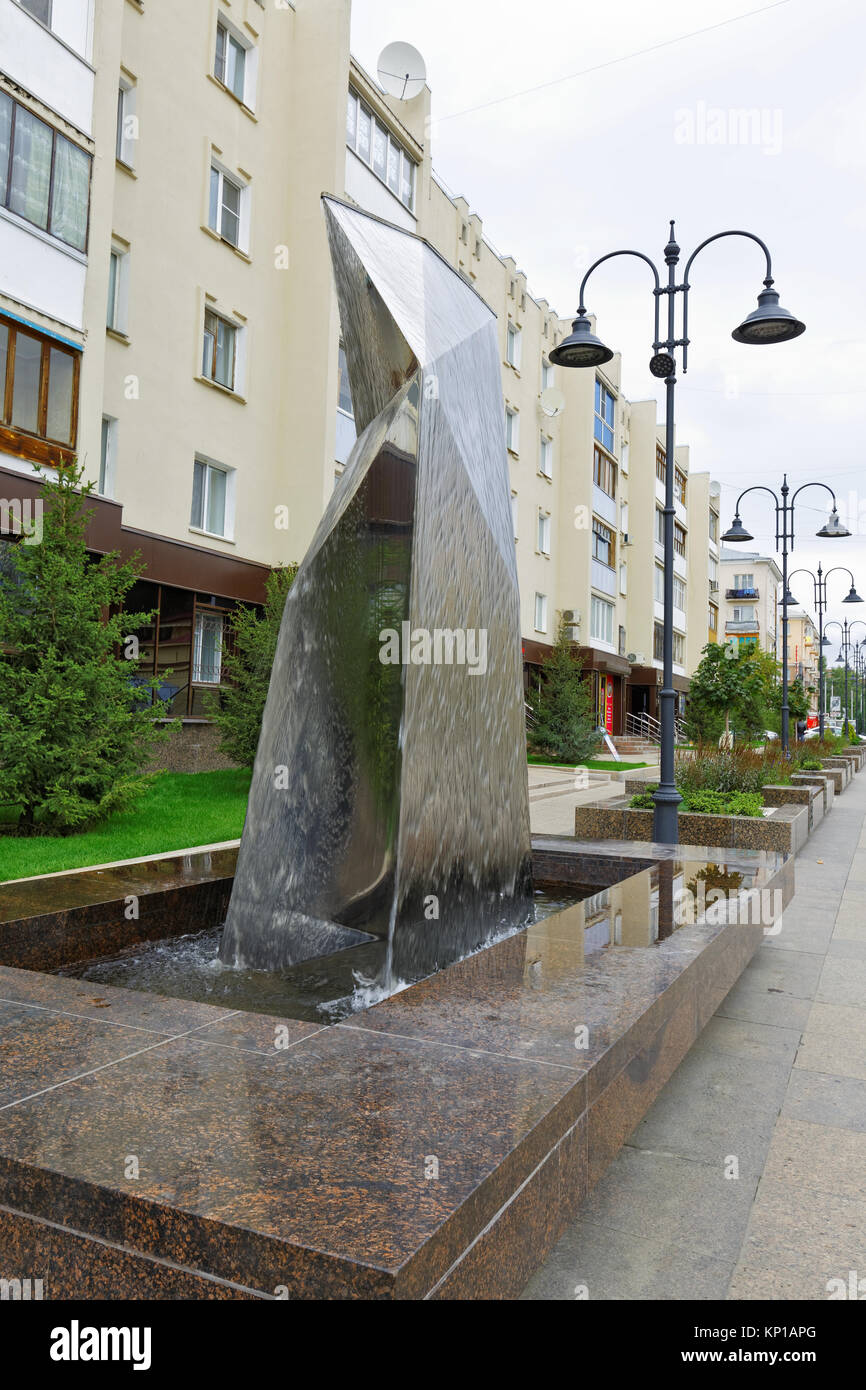 Editorial.Omsk ville, Russie,16 Septembre 2015 Valikhanova-street,petite forme architecturale de verre - crystal fountain Banque D'Images