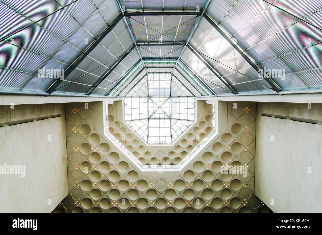 Motif symétrique Musée d'Art Islamique, Doha (Qatar). Juillet 2017. Fenêtre de toit. Le musée est la plus prisée de Doha l'icône de l'architecture, conçue par le wo Banque D'Images