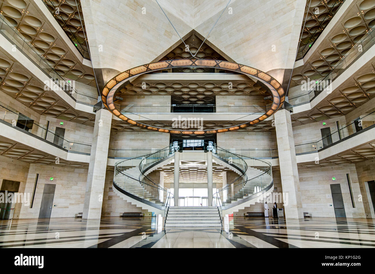 Musée d'Art Islamique, Doha (Qatar). Juillet 2017. Vue de la salle principale des escaliers. Le musée est la plus prisée de Doha, l'icône de l'architecture conçue par le wor Banque D'Images