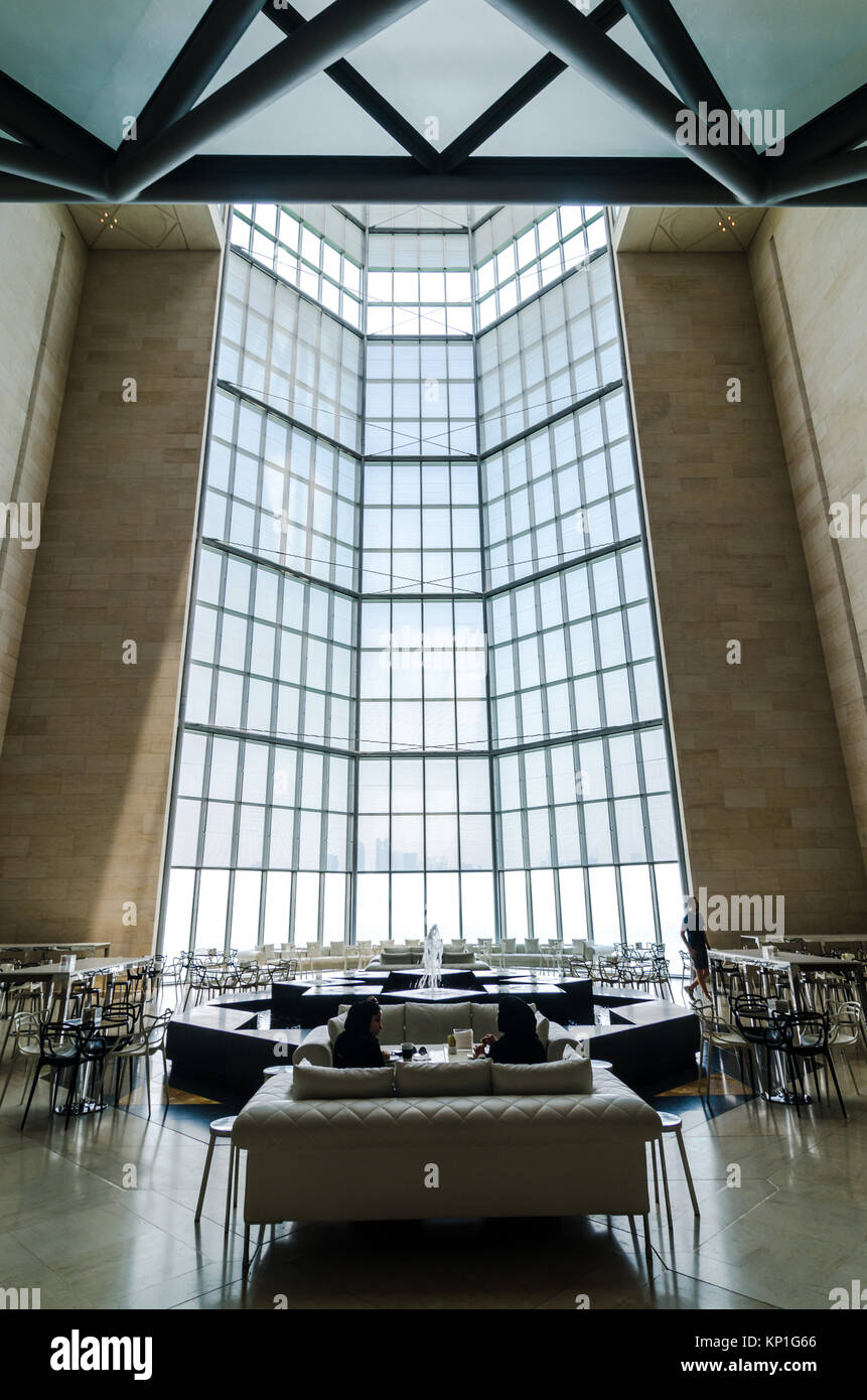 Musée d'Art Islamique, Doha (Qatar). Juillet 2017. Restaurant, bar et de la fenêtre principale. Le musée est la plus prisée de Doha, l'icône de l'architecture conçue par l Banque D'Images
