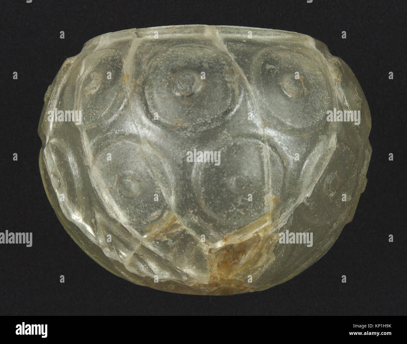 Cette tasse en verre taillé du VIIIe au IXe siècle d'Iran est faite de verre incolore avec une teinte verte. Il présente un design soufflé et coupé, caractéristique de la verrerie islamique. La tasse mesure 2 3/4 pouces de hauteur et a un diamètre de 3 5/8 pouces. Il a été acquis par le Metropolitan Museum of Art en 1965. Banque D'Images