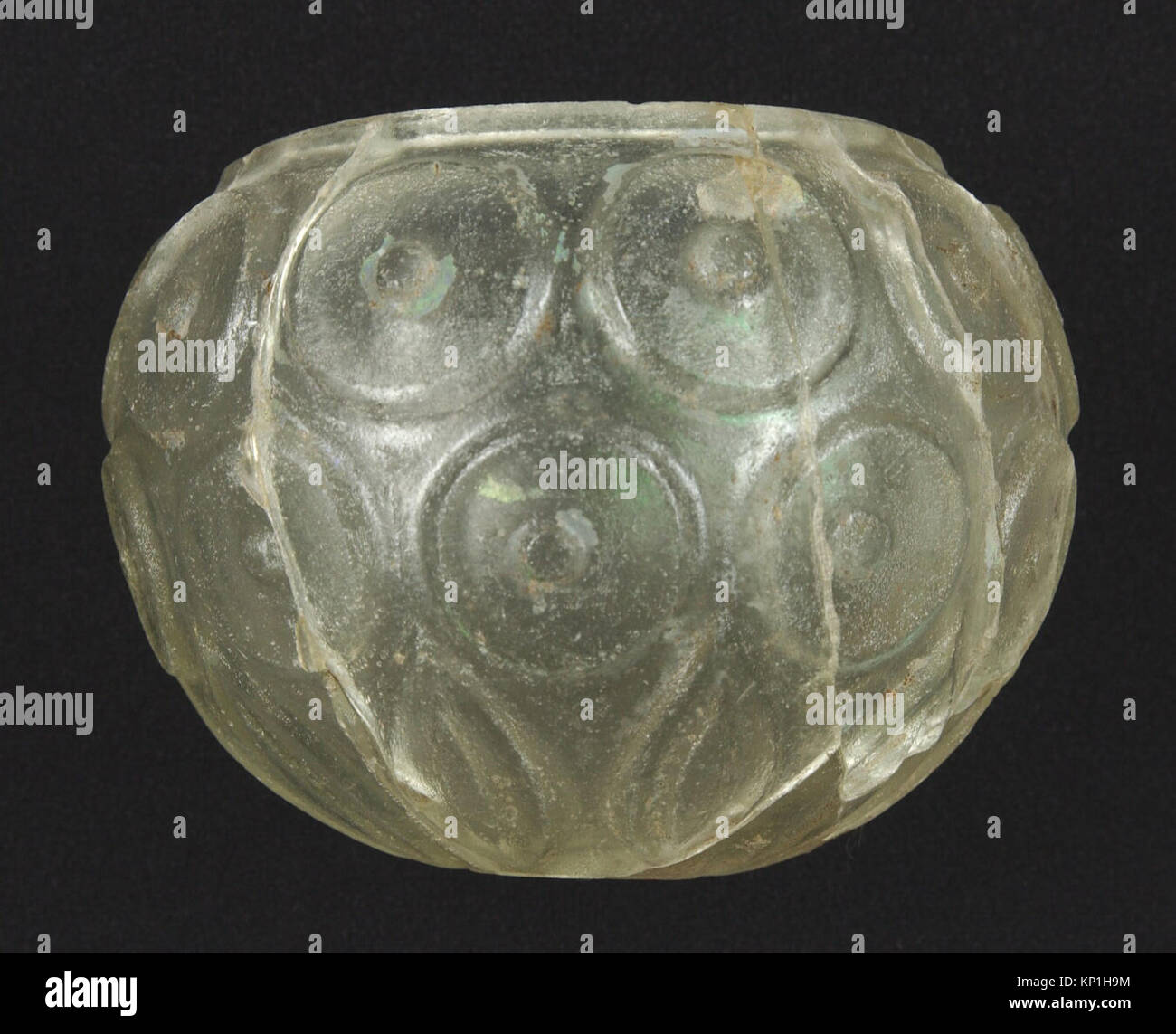 Cette tasse en verre taillé du VIIIe au IXe siècle d'Iran est faite de verre incolore avec une teinte verte. Il présente un design soufflé et coupé, caractéristique de la verrerie islamique. La tasse mesure 2 3/4 pouces de hauteur et a un diamètre de 3 5/8 pouces. Il a été acquis par le Metropolitan Museum of Art en 1965. Banque D'Images