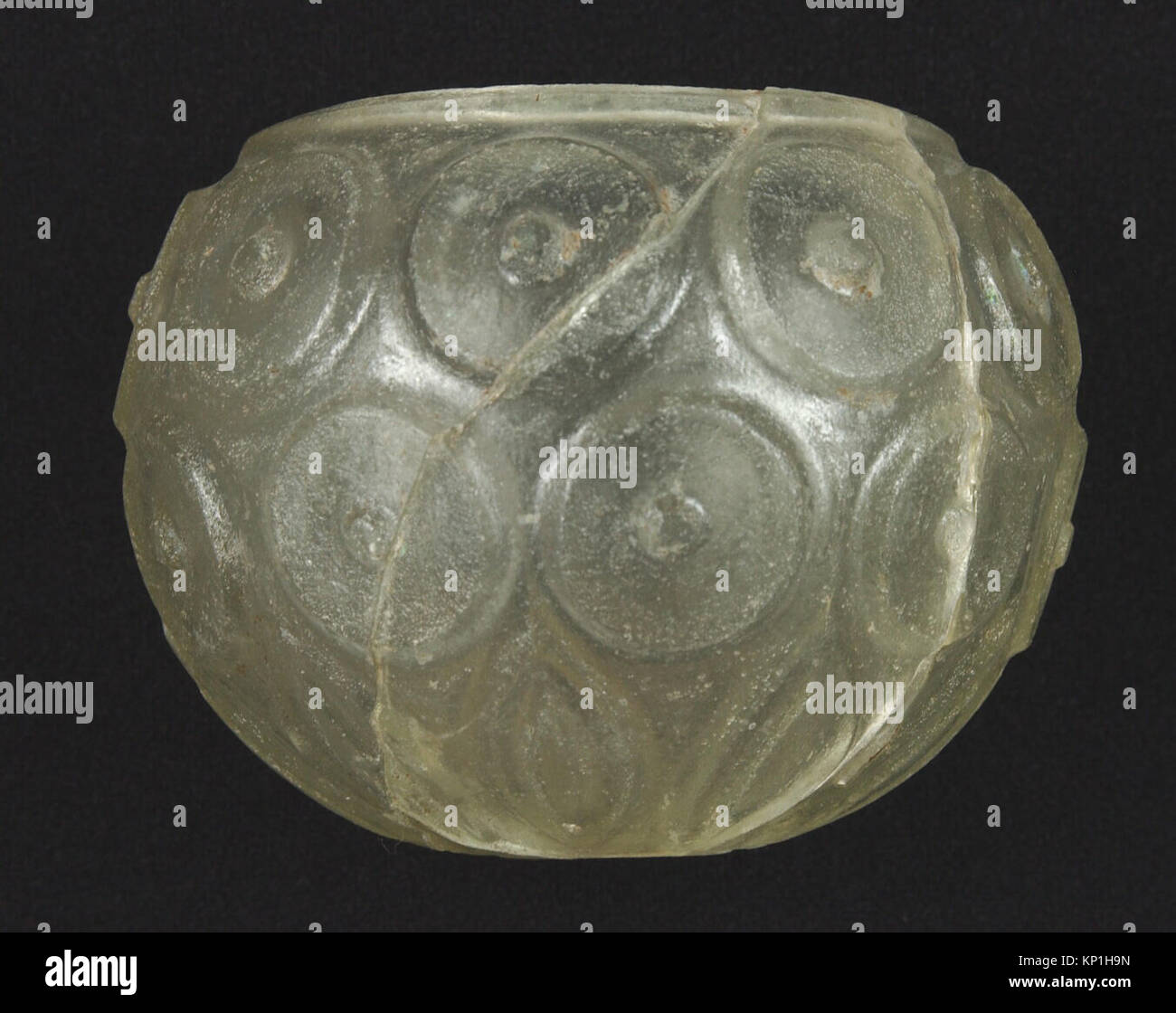 Cette tasse en verre taillé du VIIIe au IXe siècle d'Iran est faite de verre incolore avec une teinte verte. Il présente un design soufflé et coupé, caractéristique de la verrerie islamique. La tasse mesure 2 3/4 pouces de hauteur et a un diamètre de 3 5/8 pouces. Il a été acquis par le Metropolitan Museum of Art en 1965. Banque D'Images