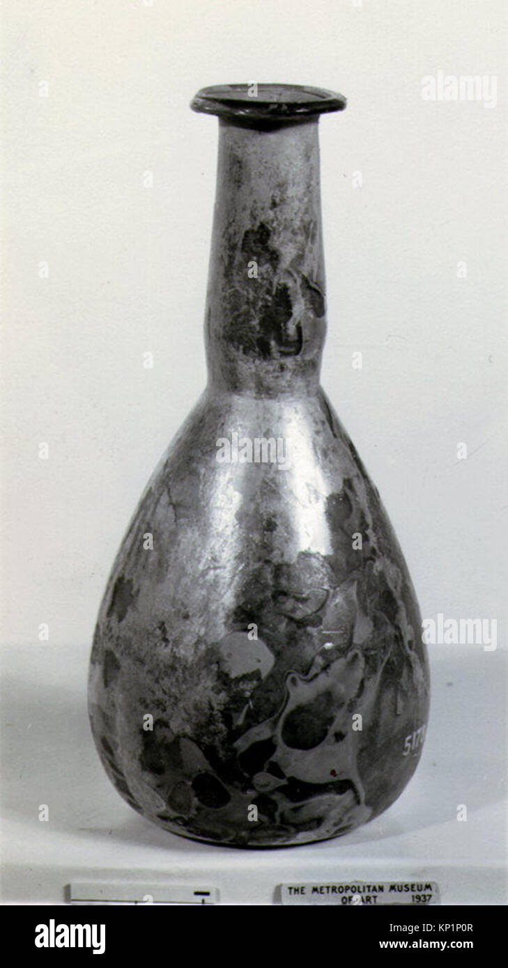 Flacon de parfum en verre romain du IIe-IIIe siècle de notre ère, avec un corps piriforme avec un col cylindrique et un bord biseauté. Banque D'Images
