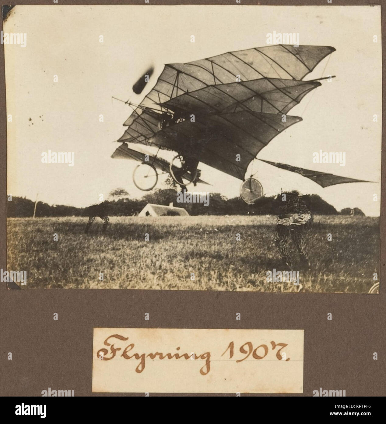 Flyvring 1907. DP213323 [285805 a rencontré Christian Jacob Hansen Ellehammer au début de ses expériences l'aviation (1905-1919)], 1905 ?19, argentiques à partir de négatifs sur verre, 9 13/16 ? 14 1/8 ? 11/16 in. (25 ? 35,8 ? 1,7 cm). Le Metropolitan Museum of Art, New York. Collection Gilman, Achat, cadeaux de la société Alfred Stieglitz, 2005 (2005.100.662 (1 ?18)) Banque D'Images