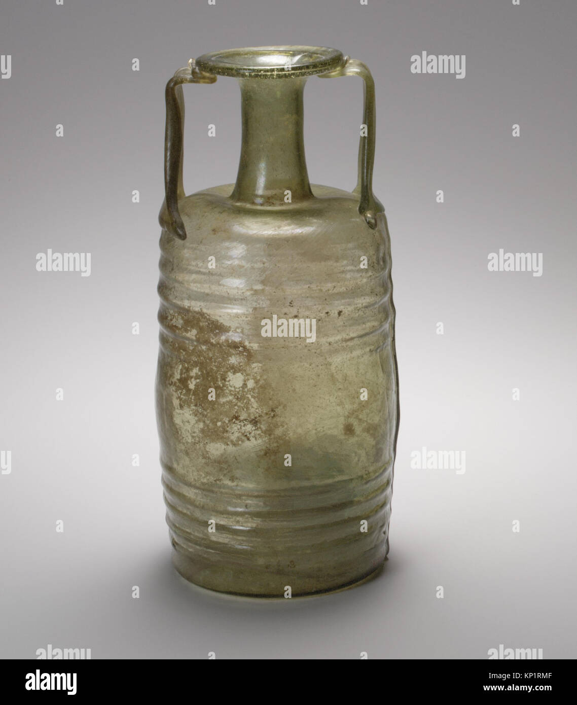 Bouteille en verre cylindrique transparente avec un col étroit, utilisée pour le stockage ou l'affichage. Banque D'Images