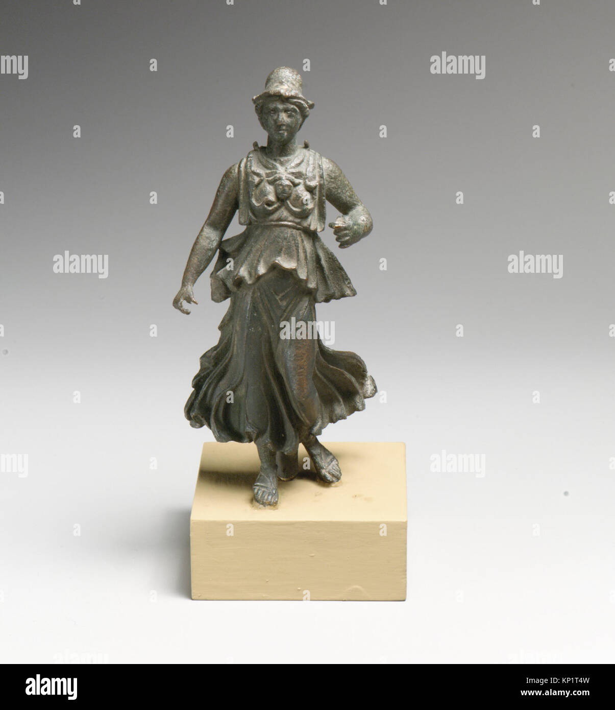 Statuette en bronze de Minerve RENCONTRÉ DP20563 250784 Roman, statuette en bronze de Minerve, 2e siècle après J.-C., Bronze, Total : 5 x 2 3/4 x 1 13/16 in. (12,7 x 6,9 x 4,6 cm). Le Metropolitan Museum of Art, New York. Fonds Rogers, 1919 (19,192.51) Banque D'Images