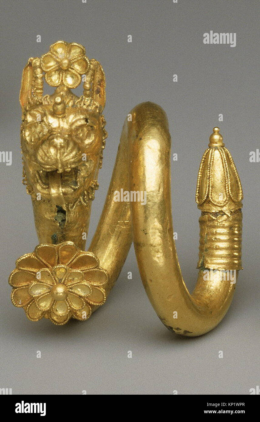 Spirale d'or et d'alliages de cuivre earring avec lion-griffin head terminal rencontré GR560 242803 Banque D'Images