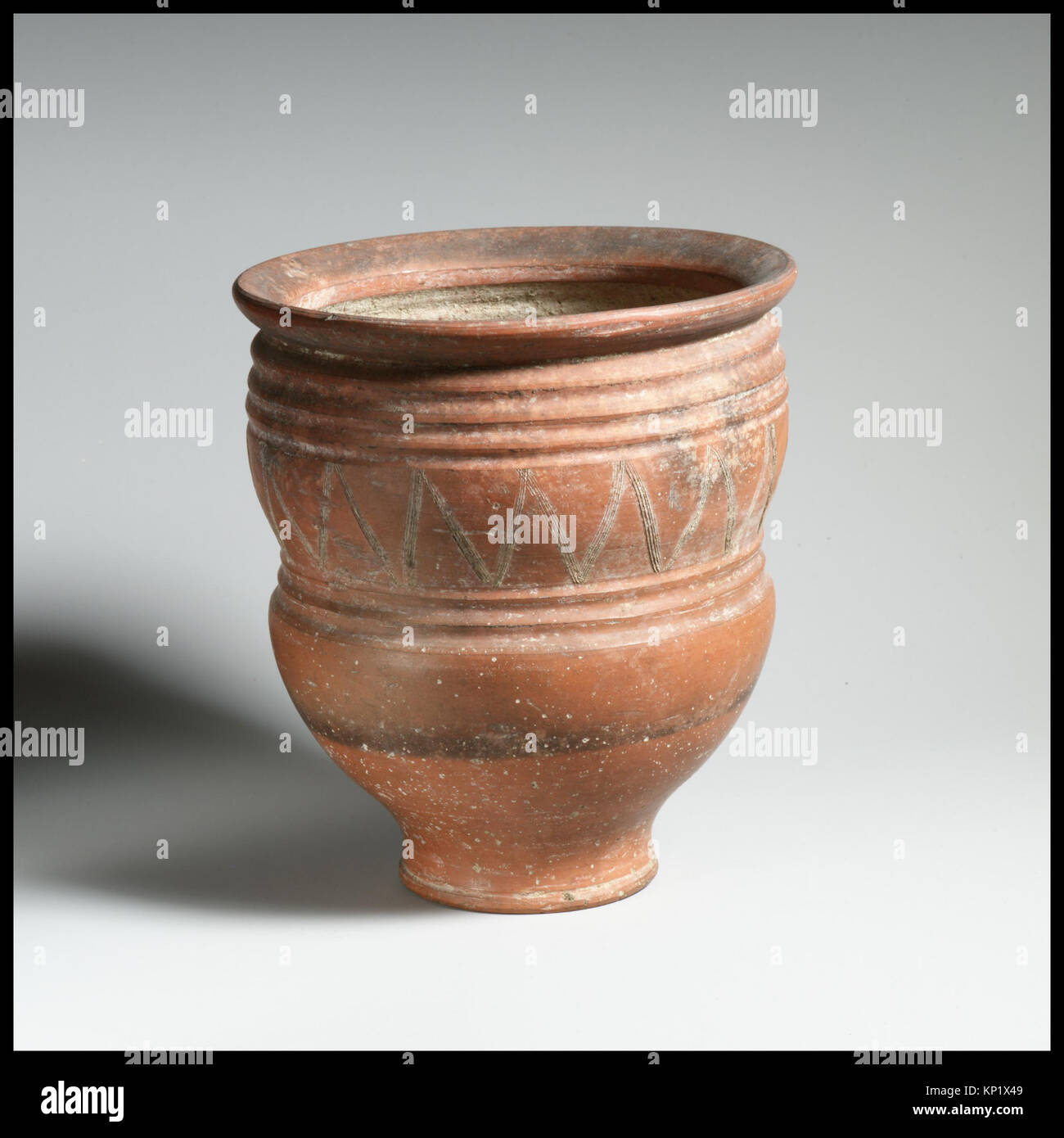 Ce bol moulé est un ancien récipient en céramique, démontrant l'artisanat, l'utilisation des matériaux et la conception fonctionnelle dans sa période. Banque D'Images