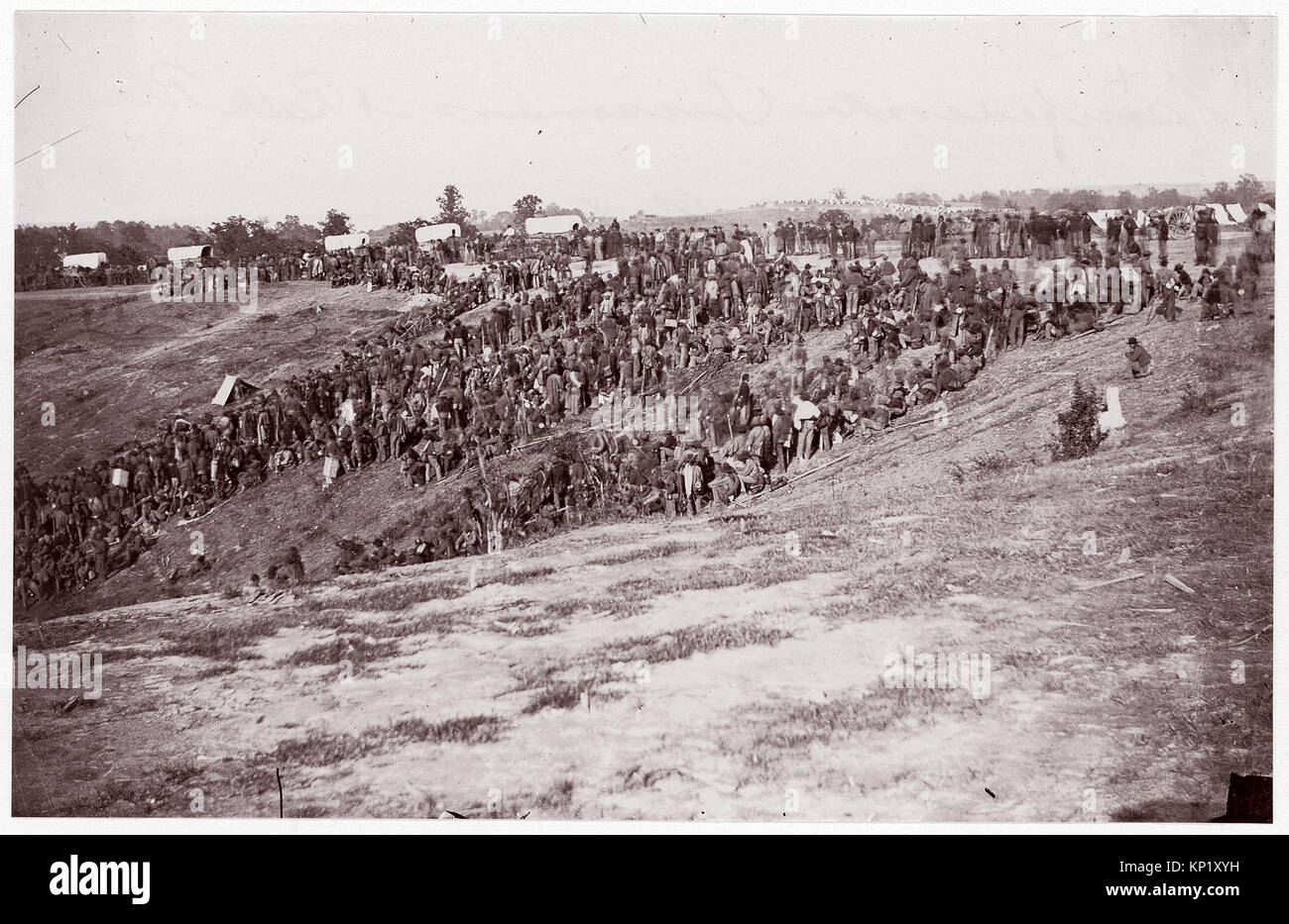 Une scène historique représentant des prisonniers confédérés à belle Plain, montrant des personnages en uniforme dans un environnement de camp clôturé, tenue au Metropolitan Museum of Art. Banque D'Images