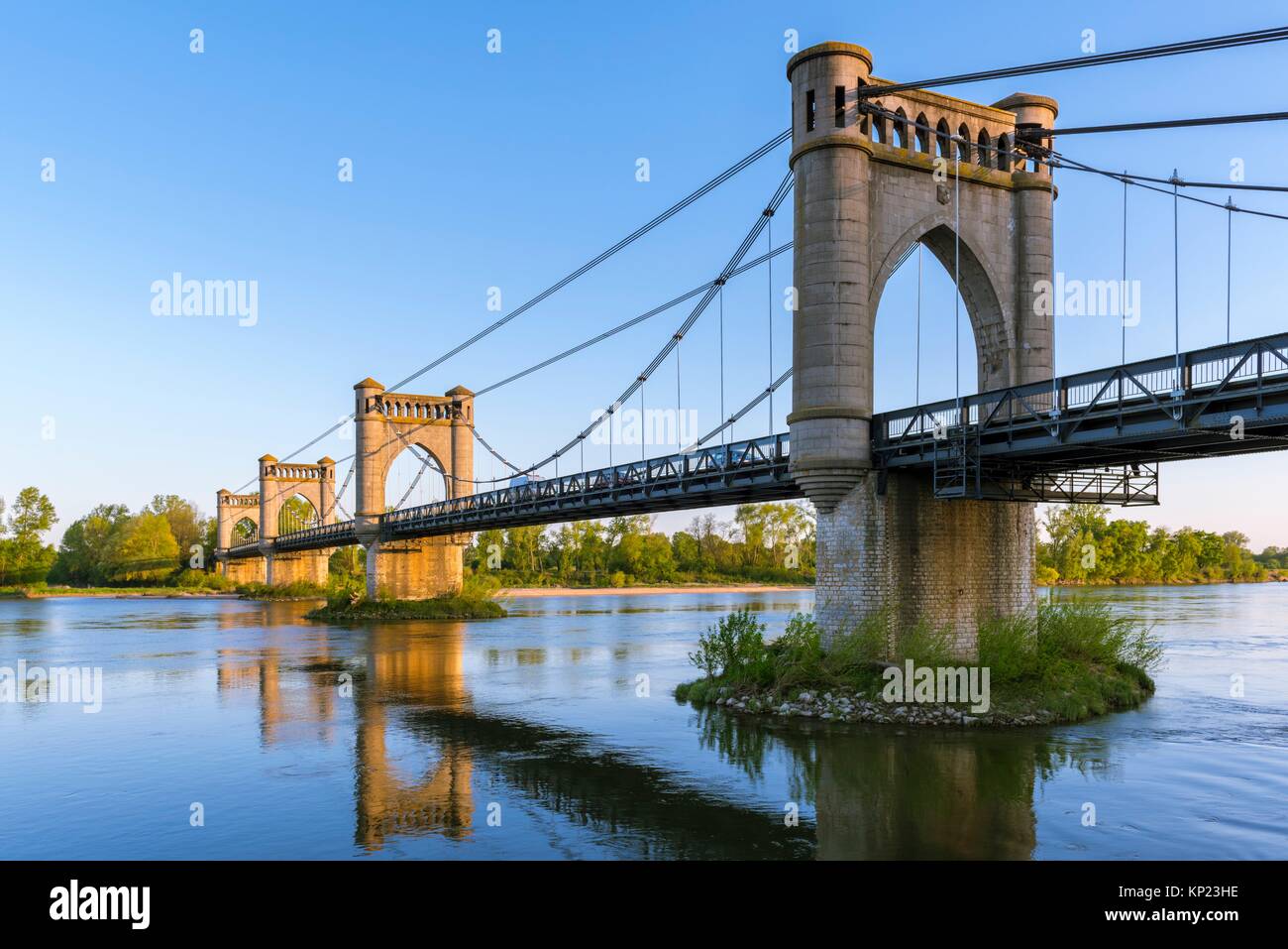 Suspension pont sur le fleuve Loire. Langeais, Indre-et-Loire, Center-Val de Loire, Loire, France, Europe. Banque D'Images