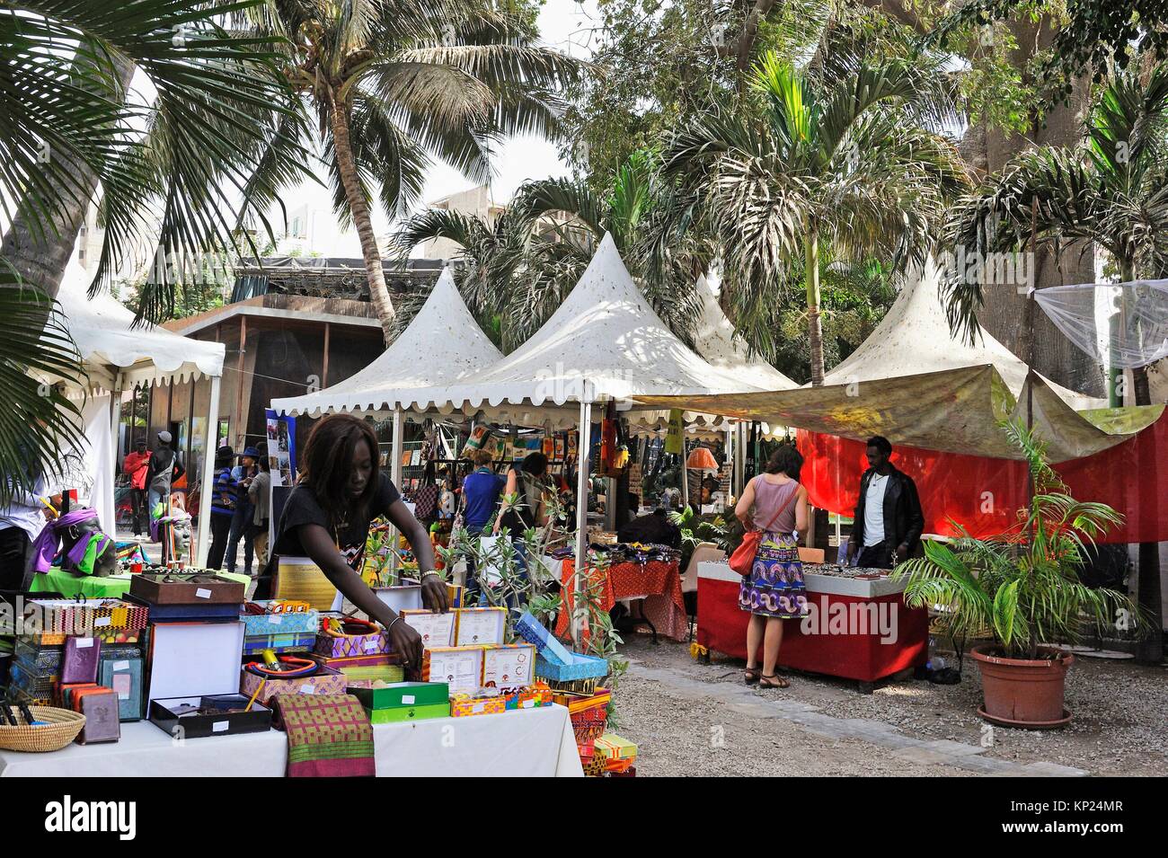 Marché de Noël dans le jardin de l'Institut Français du Sénégal (Institut  français), Dakar, Sénégal, Afrique de l'Ouest Photo Stock - Alamy