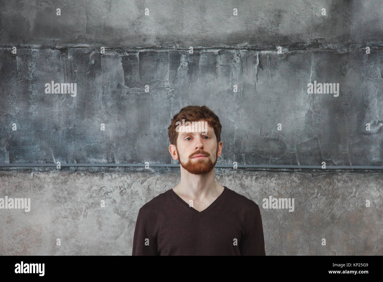Jeune homme au mur de béton Banque D'Images