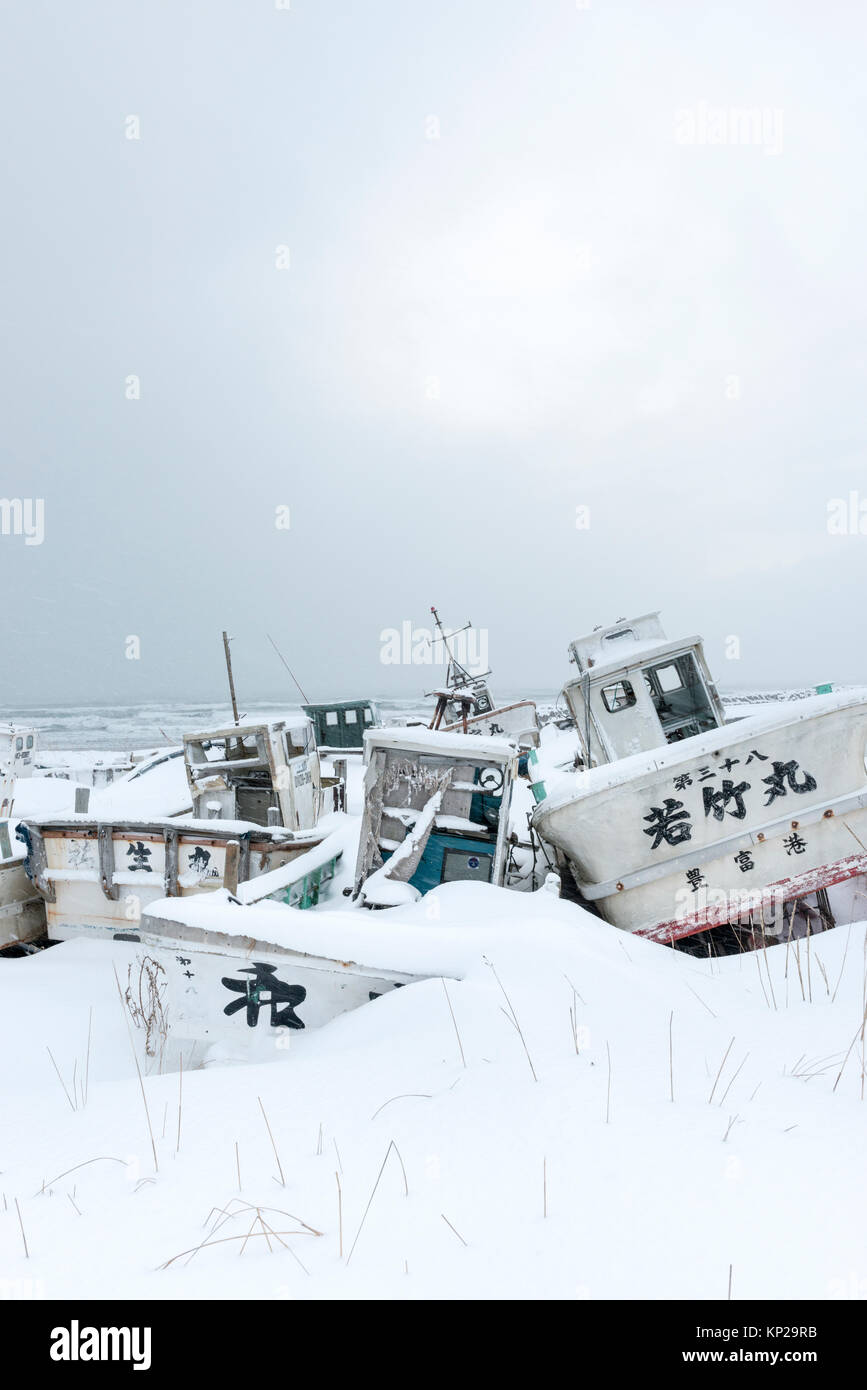 Bateaux de pêche dans la neige, Hokkaido, Japon Banque D'Images