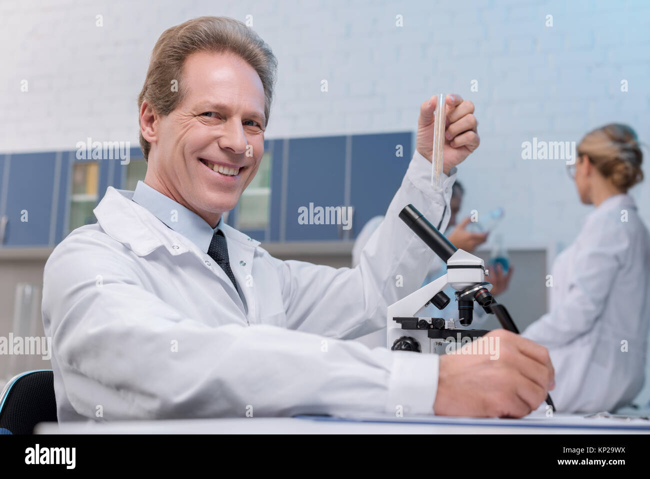 Chemist holding test tube Banque D'Images