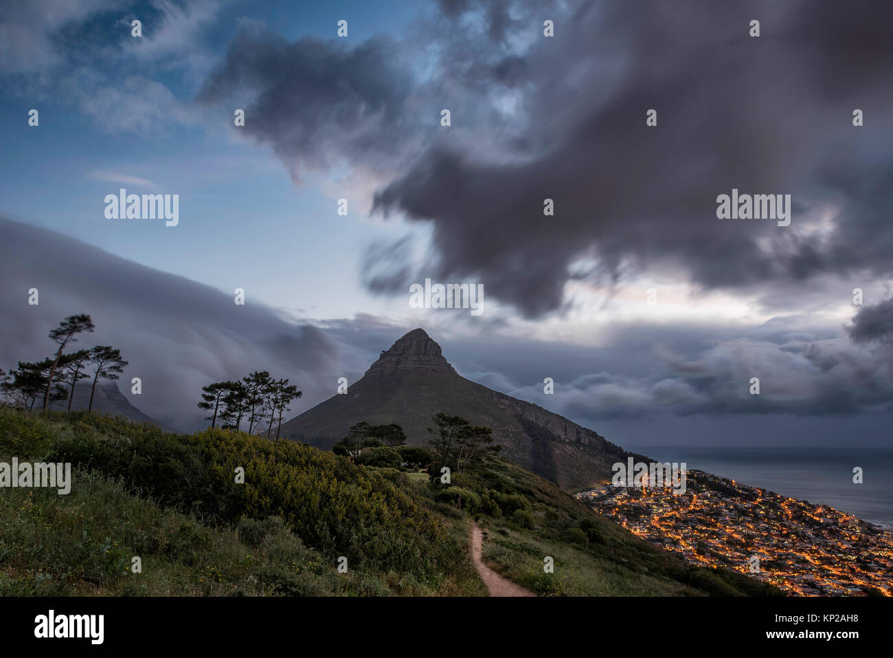 Une tempête oves dans plus de Lions Head et Le Cap, Afrique du Sud sur un début de soirée. Banque D'Images