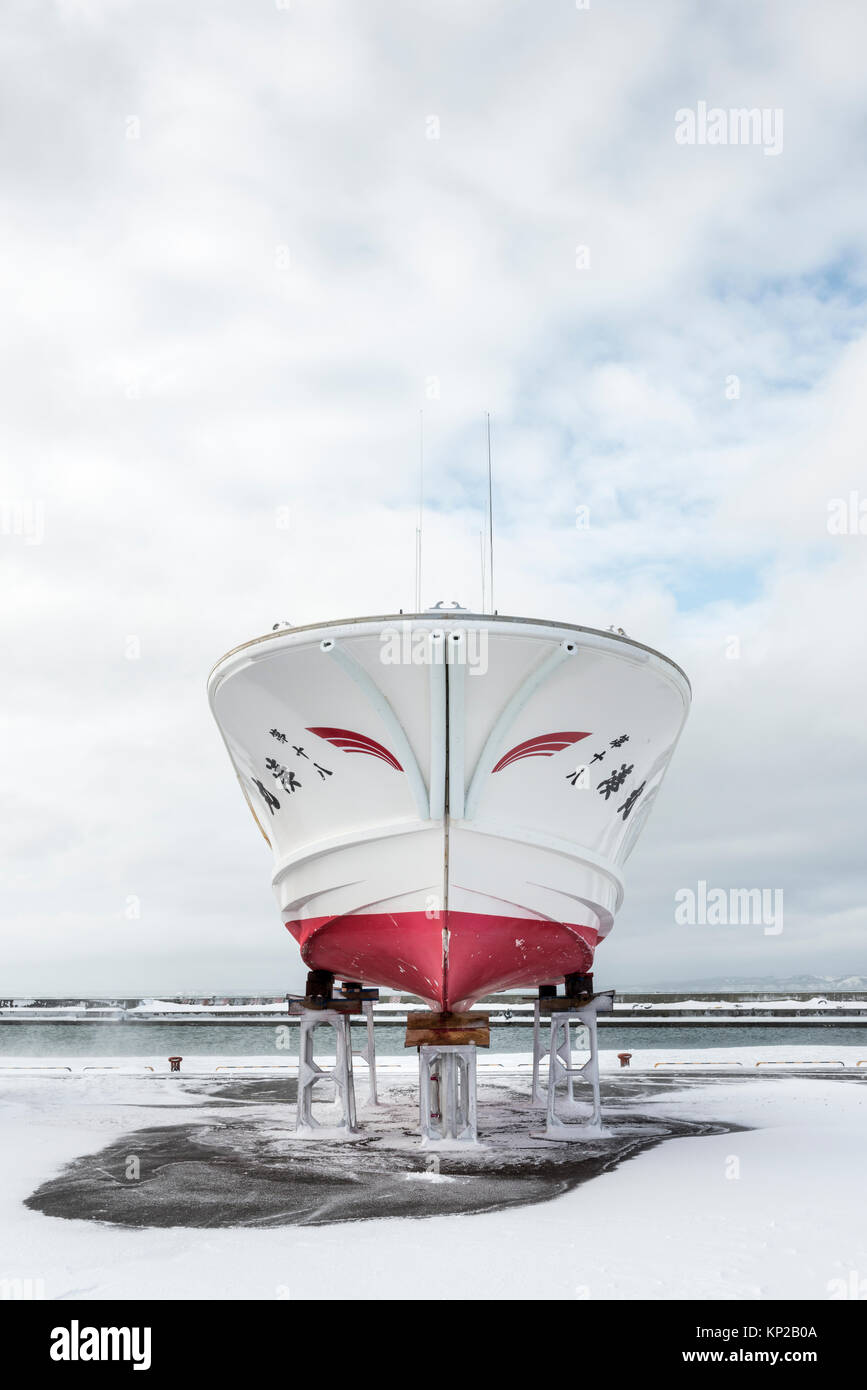 Bateaux de pêche dans la neige, Hokkaido, Japon Banque D'Images