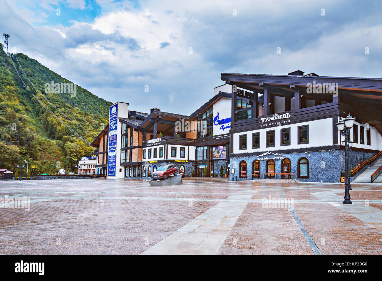 La Pierre Saint Martin, la Russie - 01 octobre 2017 : Centre de Ski Hotel Vitranc par Roza Khutor gare ferroviaire, la station de téléphérique. Banque D'Images