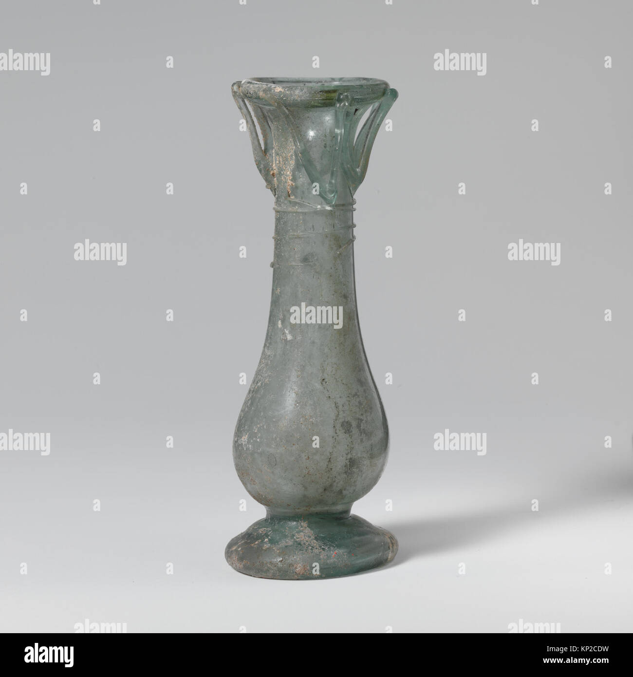 Flacon cosmétique en verre ou tube kohl du Metropolitan Museum of Art, numéro de catalogue DP108371 256707, utilisé dans l'antiquité pour stocker du kohl ou d'autres poudres cosmétiques, avec un corps tubulaire mince. Banque D'Images