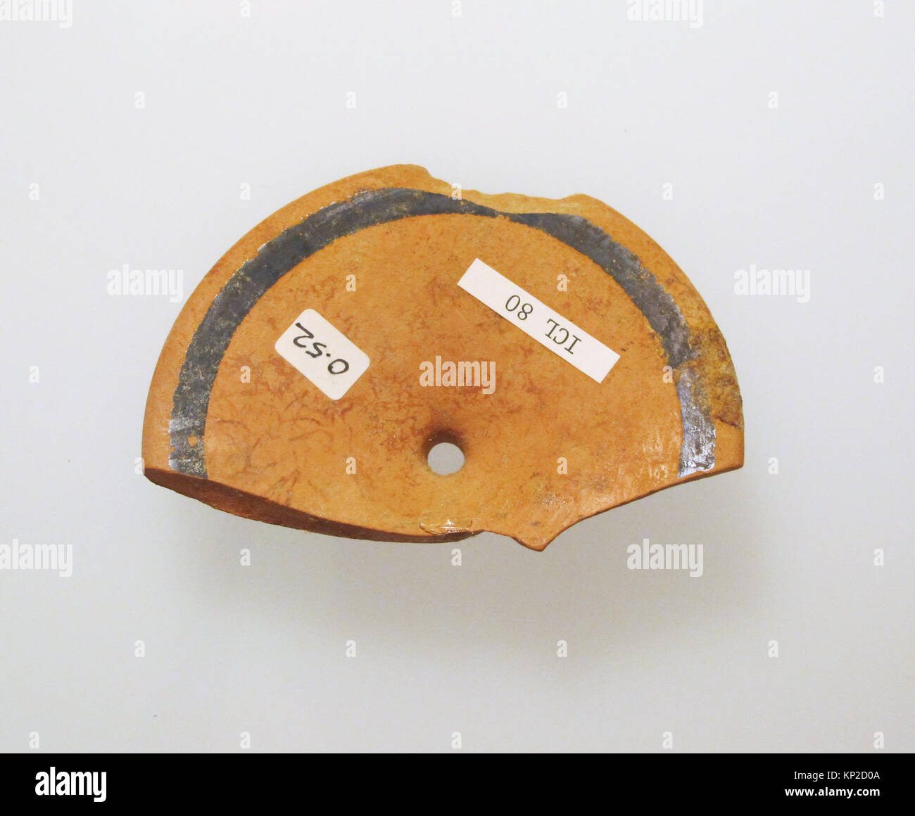 Fragment montrant le pied d'un kylix grec en terre cuite, illustrant la base et la construction en céramique utilisées dans les récipients à boire classiques. Banque D'Images